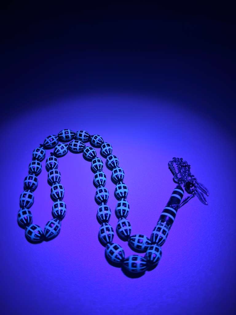 مسباح كوك، مطعّم قصدير وتراب حجر الفيروز.
Kuka Wood Misbah, Inlaid with Tin and Turquoise Stone Powder.