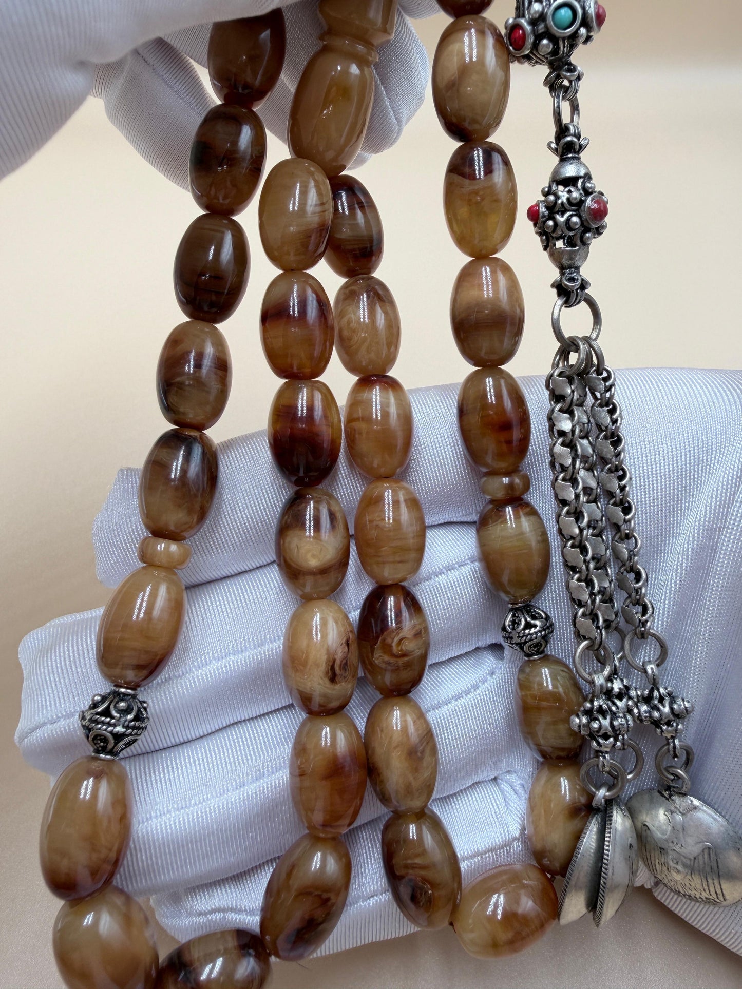 مسباح سندلوس خام عصيان مع شرّابة فضة عيار ٥٠٠. Raw Sandalwood Misbaha with natural stick beads, finished with a 500 silver tassel.