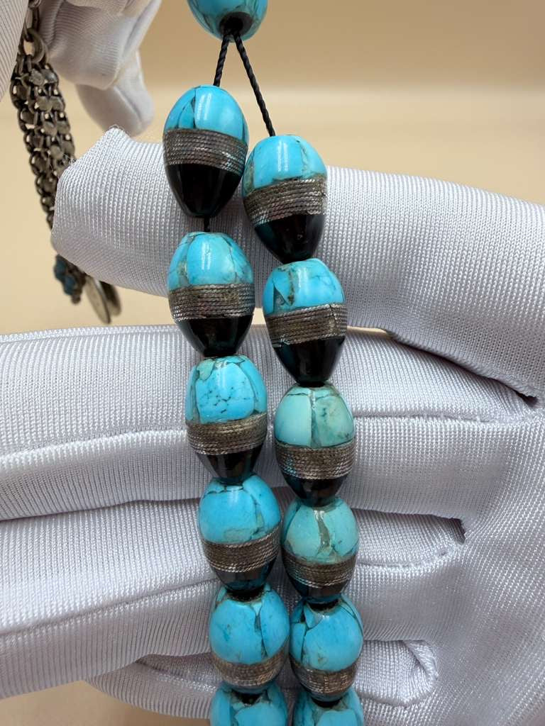 مسباح يسر أنتيك، مطعّم بالفيروز الحر السيناوي والفضة عيار 925.Antique Yusr Misbah, Inlaid with Natural Sinai Turquoise and 925 Sterling Silver.