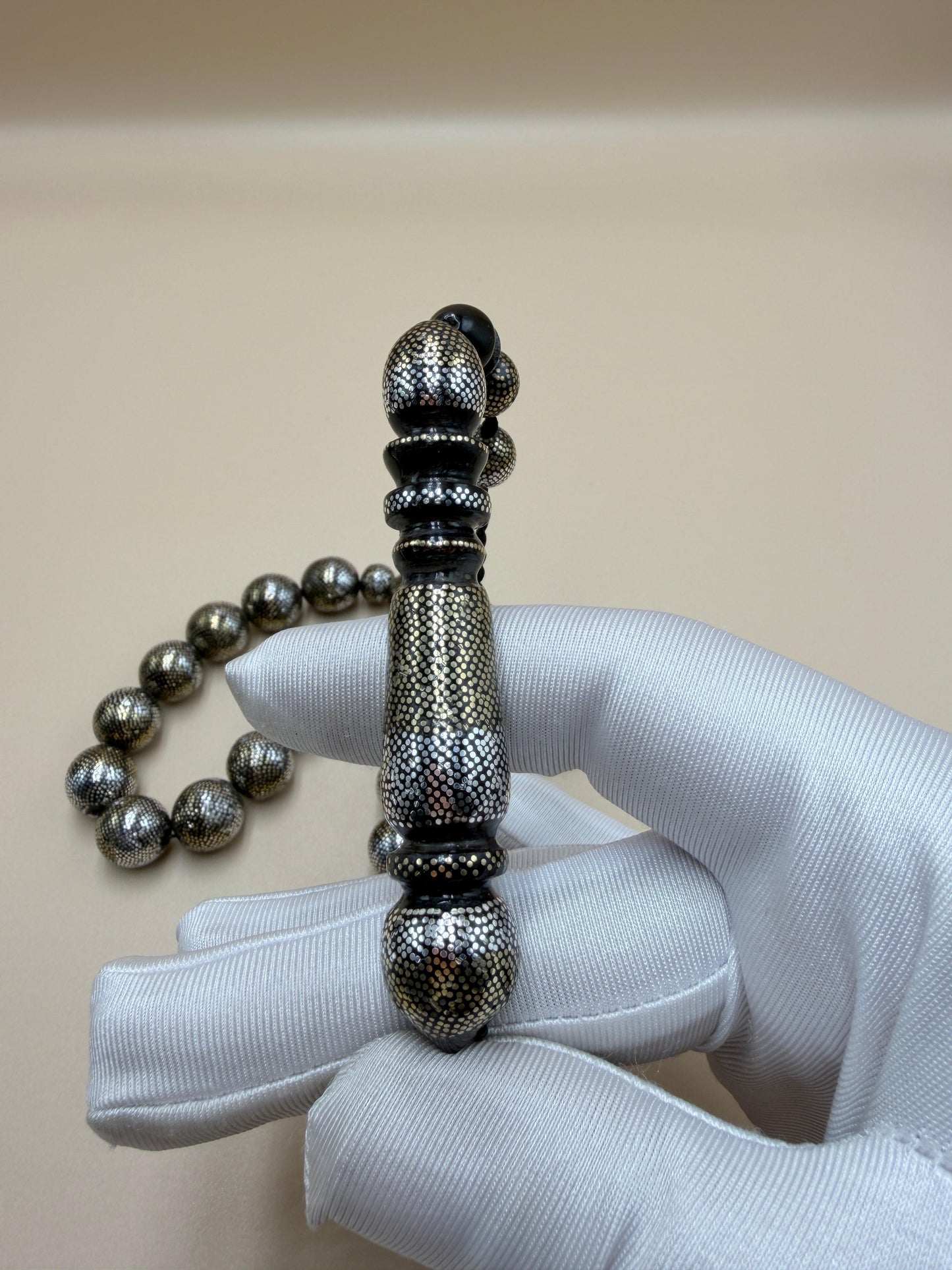 مسباح محمود طرزان – يسر بحر أحمر بتطعيم فضّة وسكروم، إصدار الشبح.
Mahmoud Tarzan rosary – Red Sea Yusr, inlaid with silver and scrom, Phantom edition.