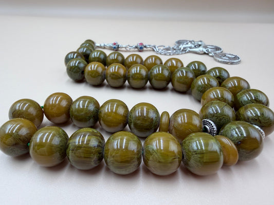 سندلوس بخراطة جديدة، عرق أصفر — خام طبيعي
Sandalwood beads with new carving design, yellow grain —