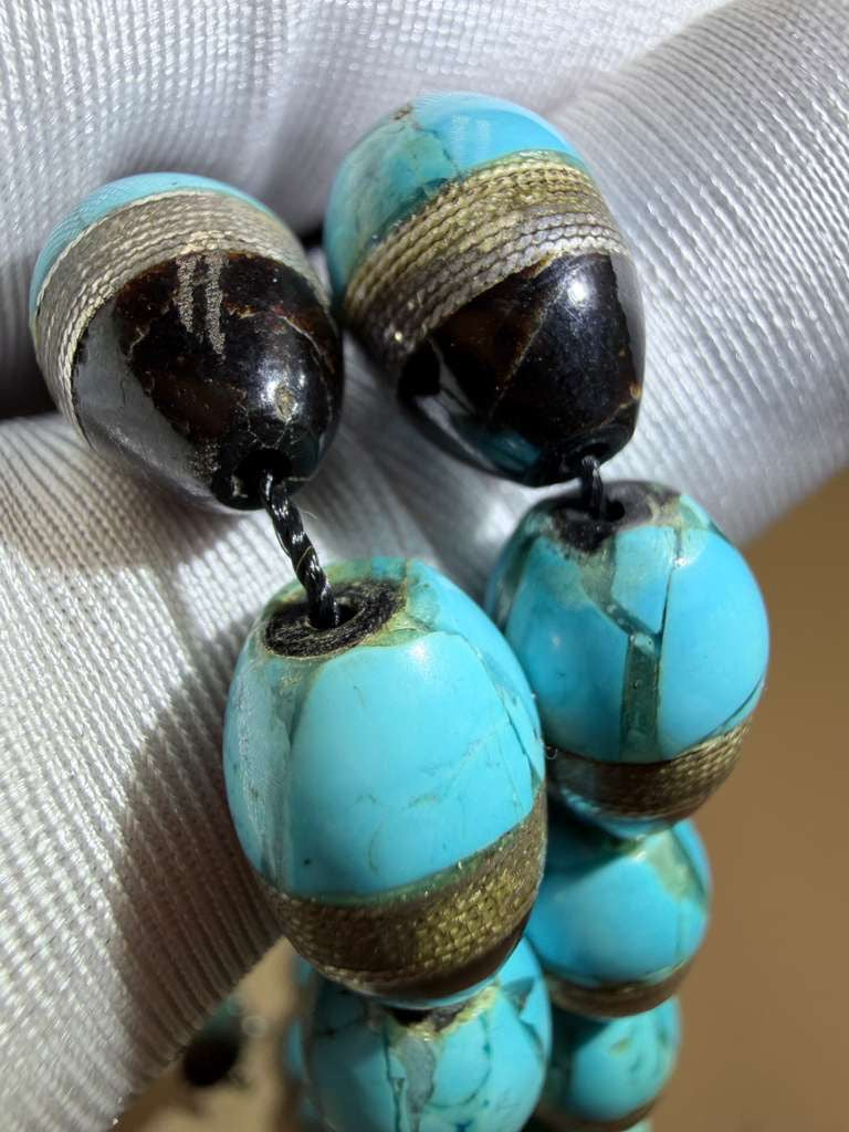 مسباح يسر أنتيك، مطعّم بالفيروز الحر السيناوي والفضة عيار 925.Antique Yusr Misbah, Inlaid with Natural Sinai Turquoise and 925 Sterling Silver.