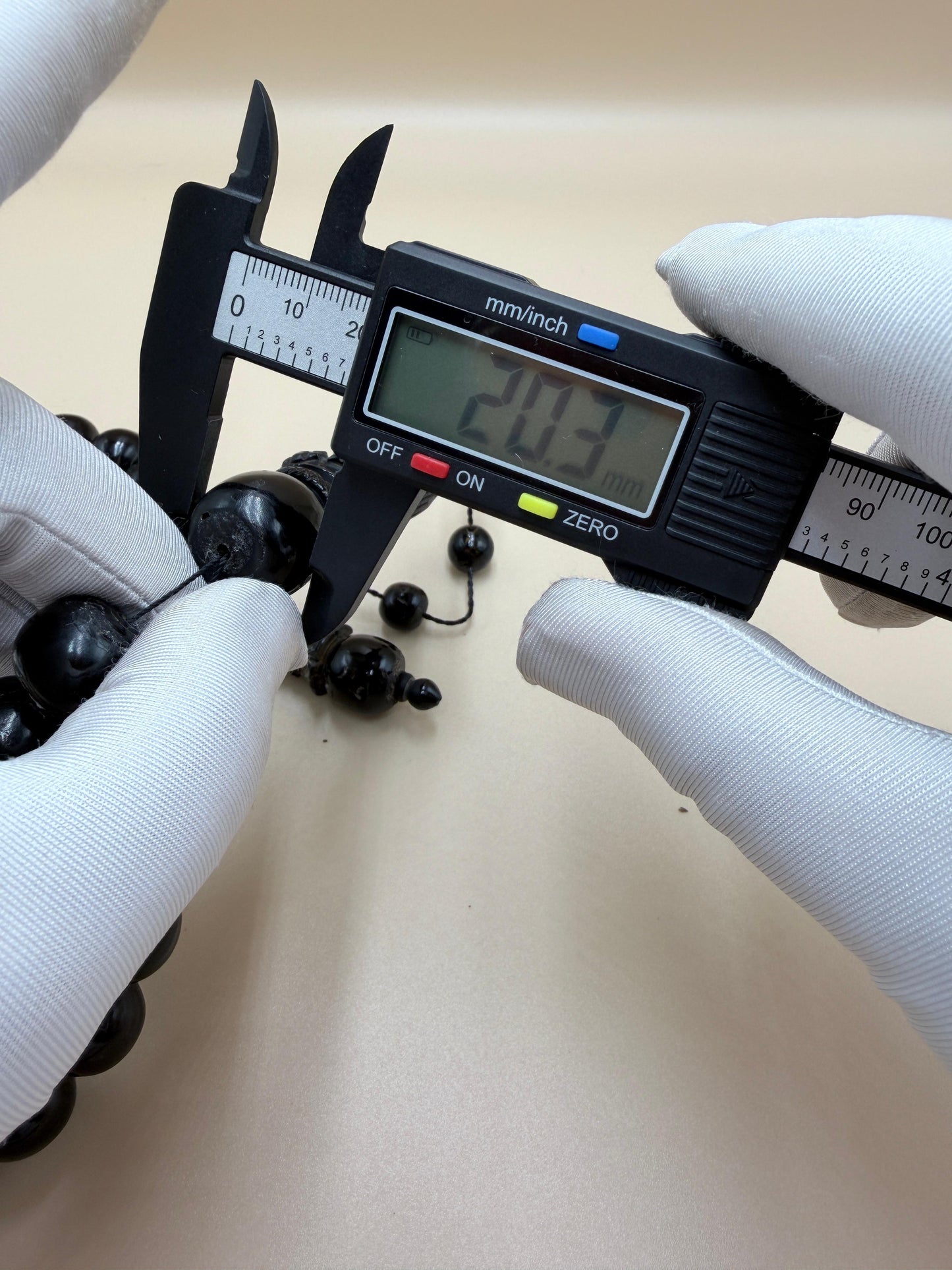 يسر بحر أحمر ساده
أنتيك قديم – حجم جامبو
مع شاهد مطعّم بالعاج
Plain Red Sea Yusr
Antique –