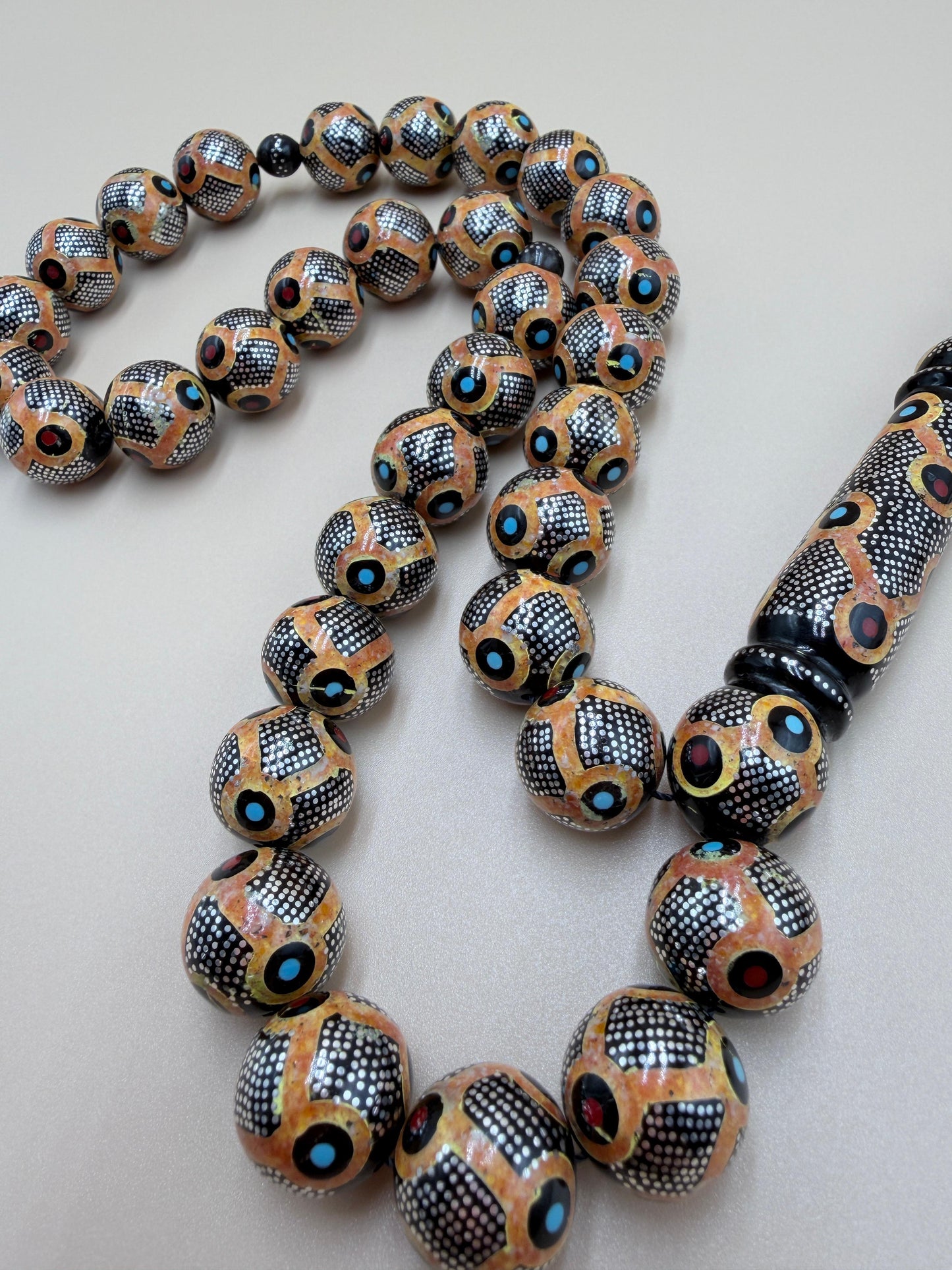 Antique Red Sea Coral
Inlaid with 925 sterling silver, featuring natural amber, coral, and turquoise. يسر بحر أحمر أنتيك
مطعّم بالفضّة الخالصة عيار 925، ومزيّن بأحجار الكهرمان الطبيعي، والمرجان، والفيروز