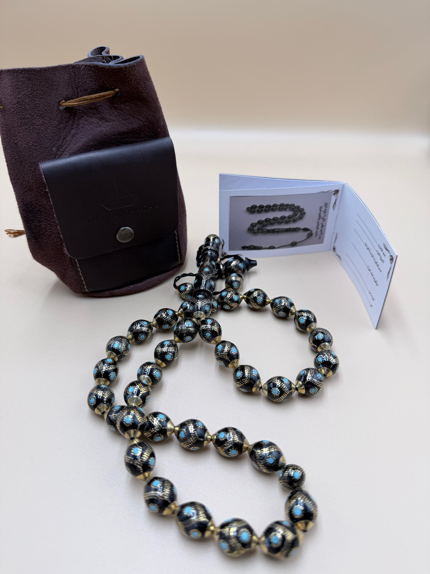 مسباح – قطعة محمود طرزان – يسر بحر أحمر الرائعة، مطعّمة بالسكروم والفيروز الطبيعي، تجمع بين الأصالة والفخامة.
Misbah – A stunning Mahmoud Tarzan – Red Sea Yusr, inlaid with scrom and natural turquoise — combining heritage with elegan