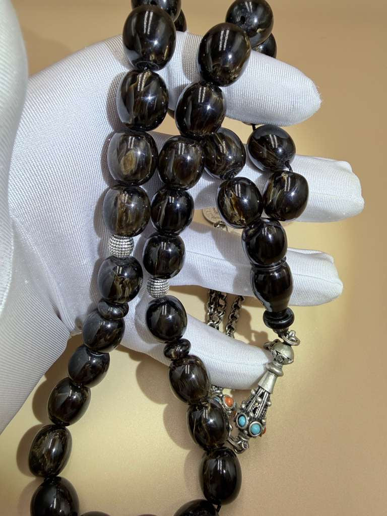 مسباح مسكي خام بولندي، بخراطة جديدة، مع شرابة فضة 500.Polish Raw Musk Misbah with New Carving, Featuring 500 Silver Tassel.