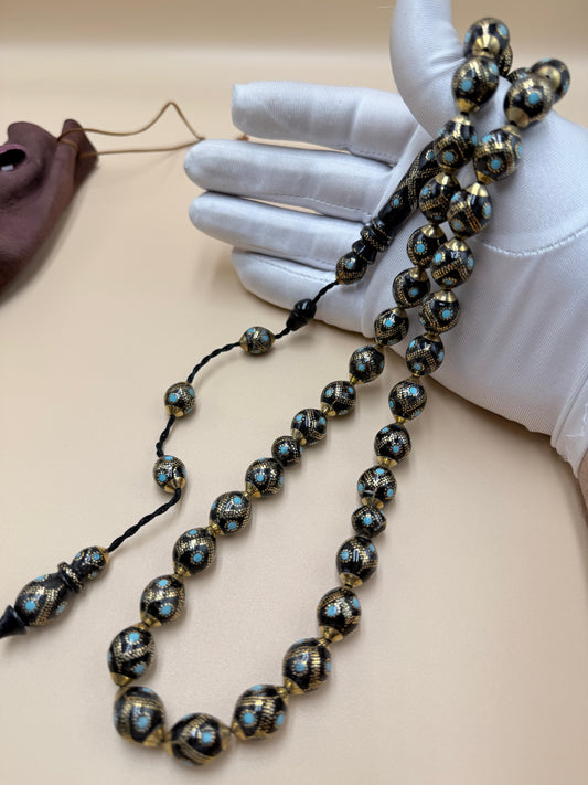 مسباح – قطعة محمود طرزان – يسر بحر أحمر الرائعة، مطعّمة بالسكروم والفيروز الطبيعي، تجمع بين الأصالة والفخامة.
Misbah – A stunning Mahmoud Tarzan – Red Sea Yusr, inlaid with scrom and natural turquoise — combining heritage with elegan