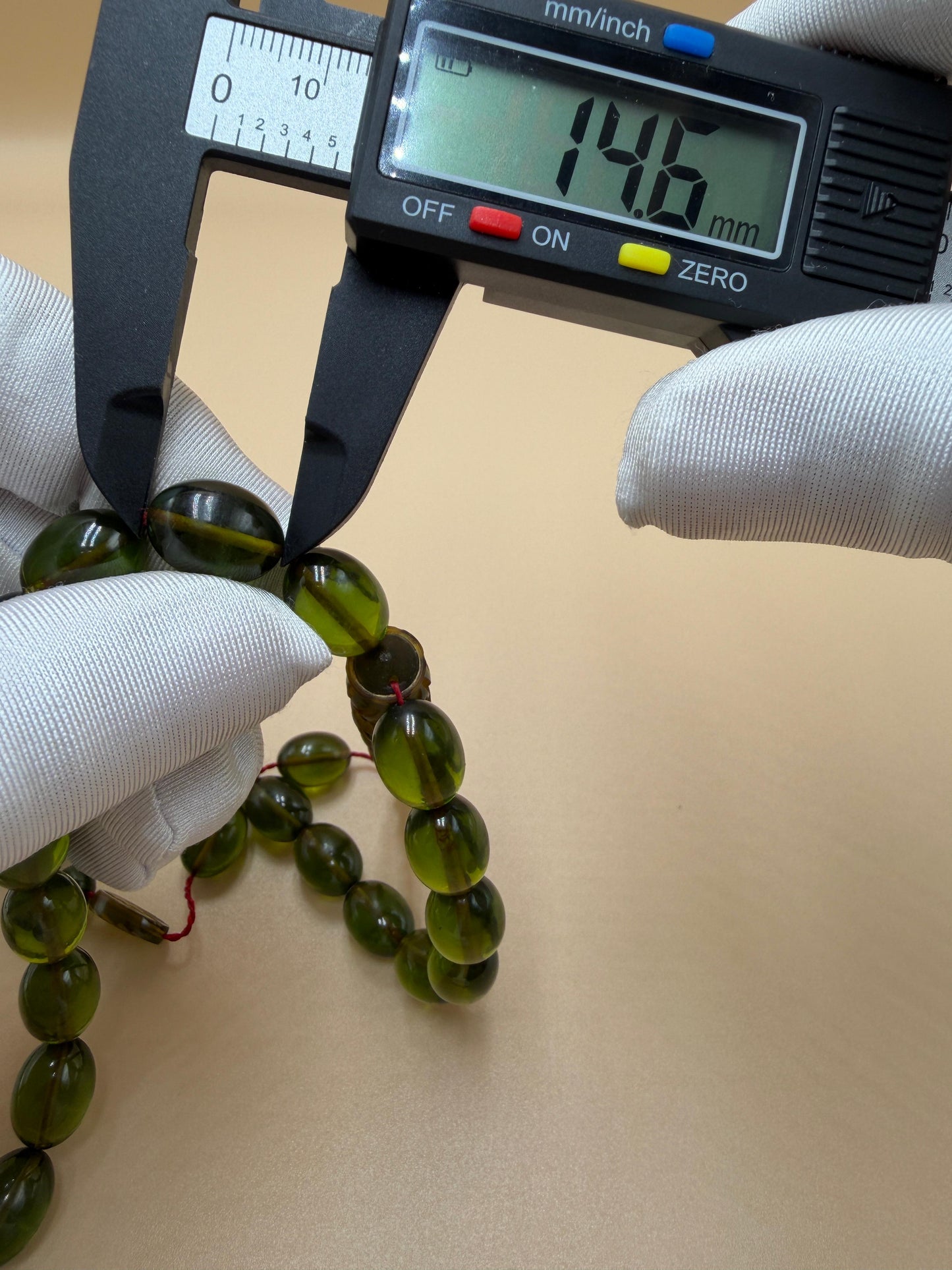 مسباح سندلوس شفاف نفطي، مع شاهد مميّز منقوش. Transparent Oily Sandalwood Misbah with a Distinctively Engraved Marker.