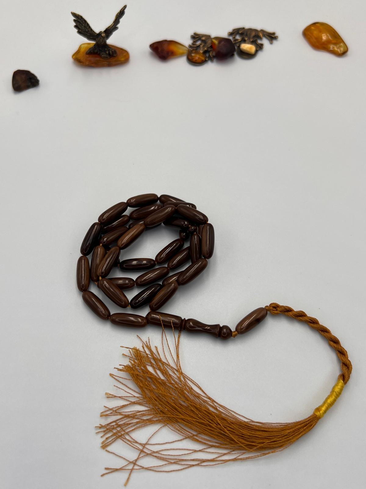 مسباح سندلوس قصة كبسولي، صنعة نظيفة ولمعته ثابتة.
Sandalwood tasbih with capsule-cut beads,.