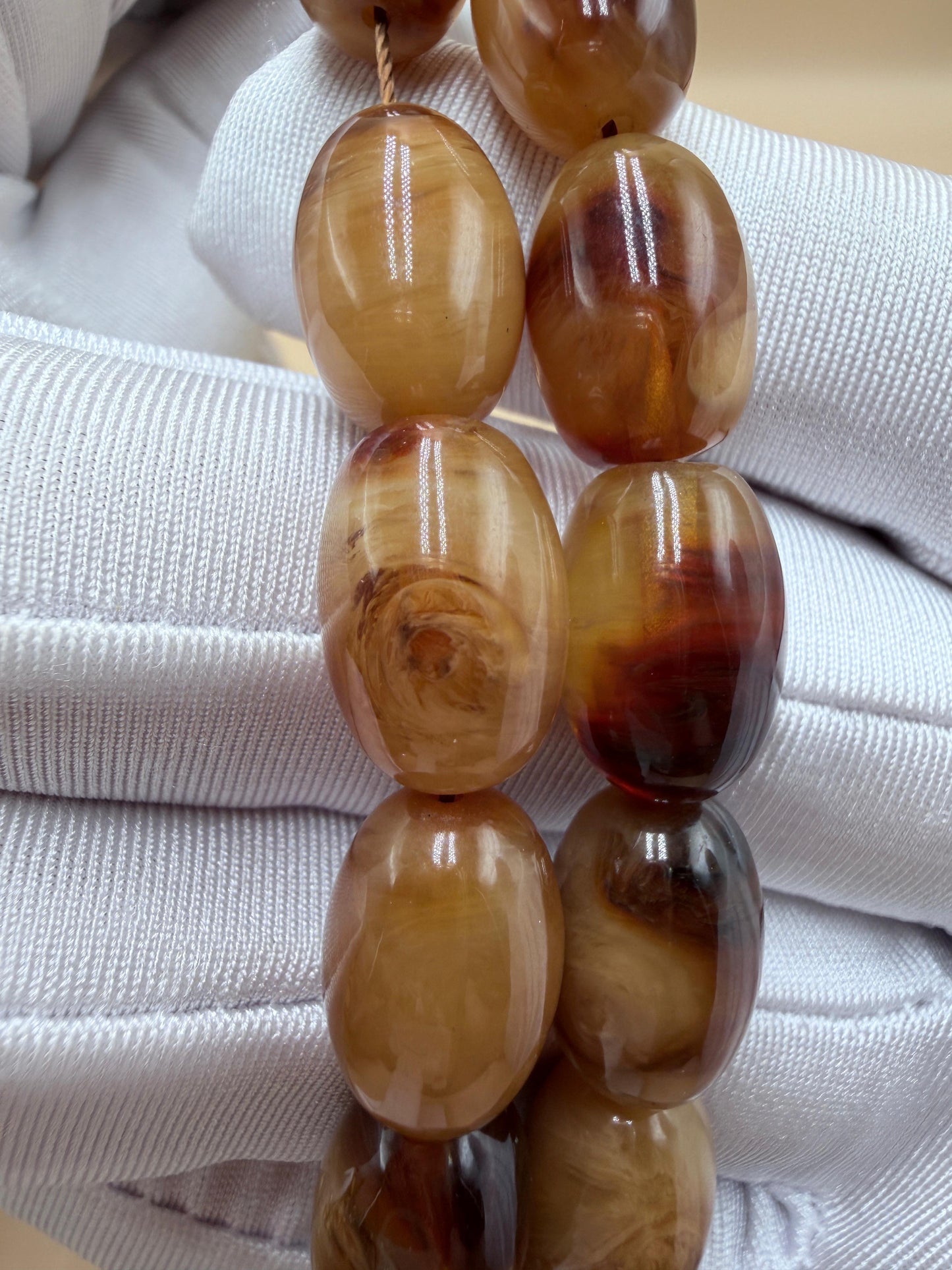 مسباح سندلوس خام عصيان مع شرّابة فضة عيار ٥٠٠. Raw Sandalwood Misbaha with natural stick beads, finished with a 500 silver tassel.