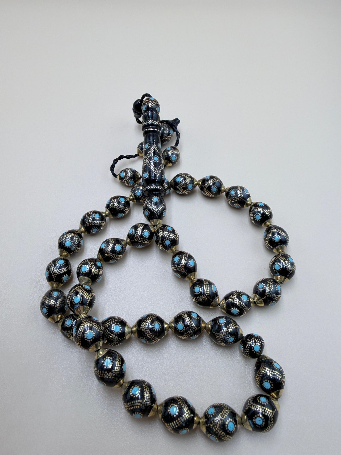 مسباح – قطعة محمود طرزان – يسر بحر أحمر الرائعة، مطعّمة بالسكروم والفيروز الطبيعي، تجمع بين الأصالة والفخامة.
Misbah – A stunning Mahmoud Tarzan – Red Sea Yusr, inlaid with scrom and natural turquoise — combining heritage with elegan