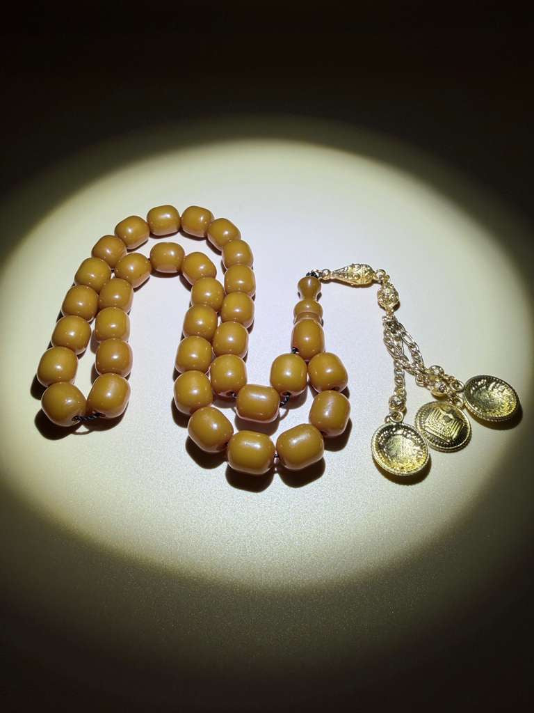 مسباح مسكي خام قديم، مع شرابة مطليّة ذهب 24K. Old Raw Musk Misbah with 24K Gold-Plated Tassel.