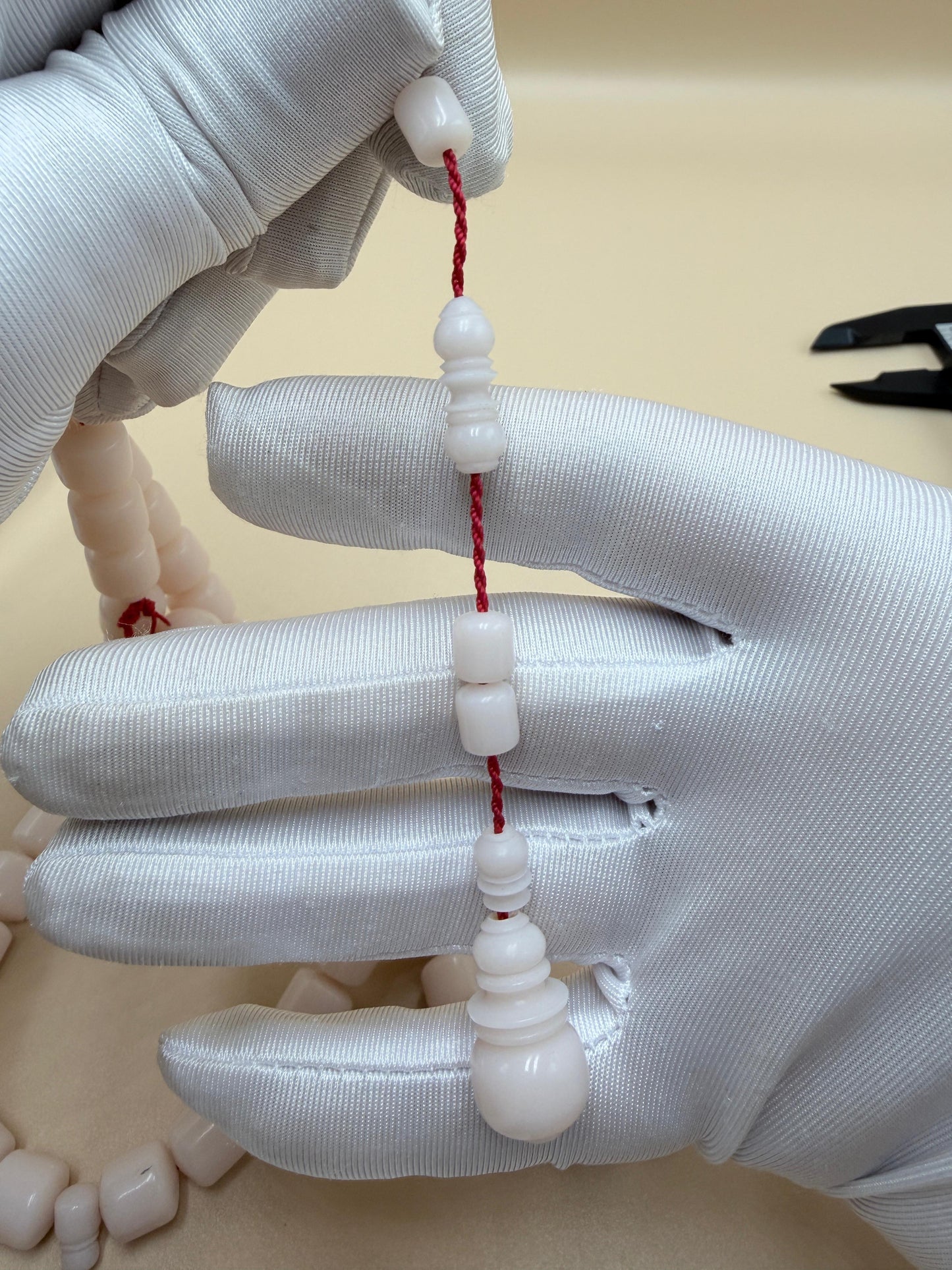 مسباح دومينو صب جديد، مع أمامة احتياطية وكبوس.

New Domino Misbah, with an extra head and cap.