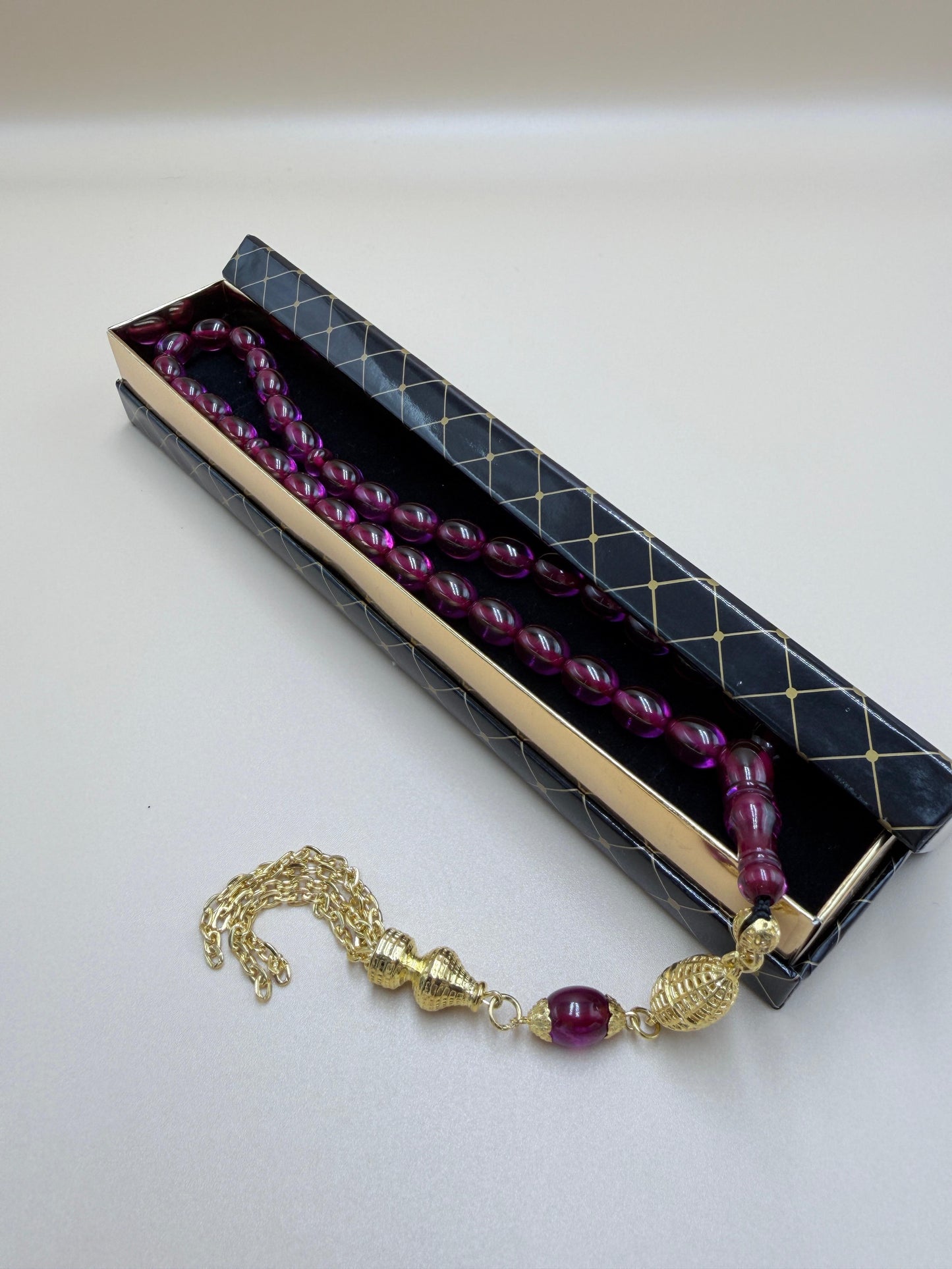 مسباح سندلوس كفّيه مع شرّابة مطلية ذهب
Sandaloos Misbaha (Kaffiyeh style)
With gold-plated tassel