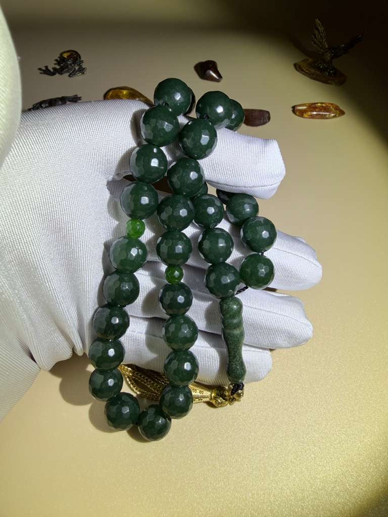 مسباح حجر الحظ الصيني مع شرّابة مطليةChinese Lucky Stone Misbaha with gold-plated tassel.