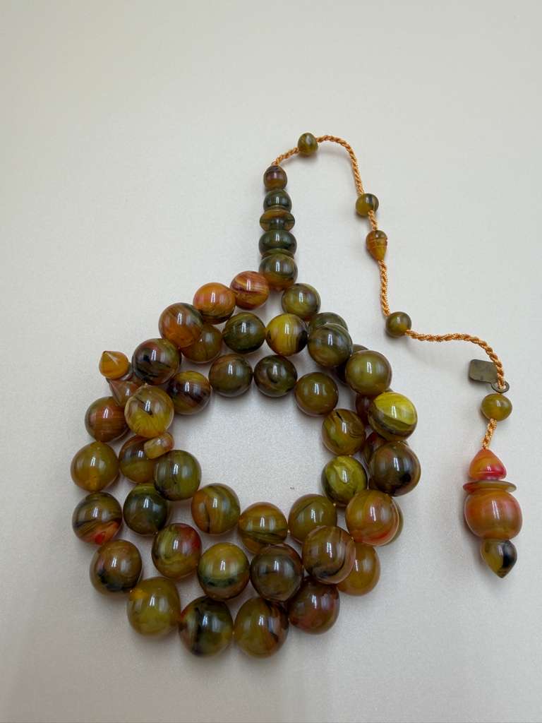 مسباح مسكي مميز، بخراطة مجد، عدد 45 خرزة.
Distinctive Musk Misbah with Majd Carving, 45 Beads.