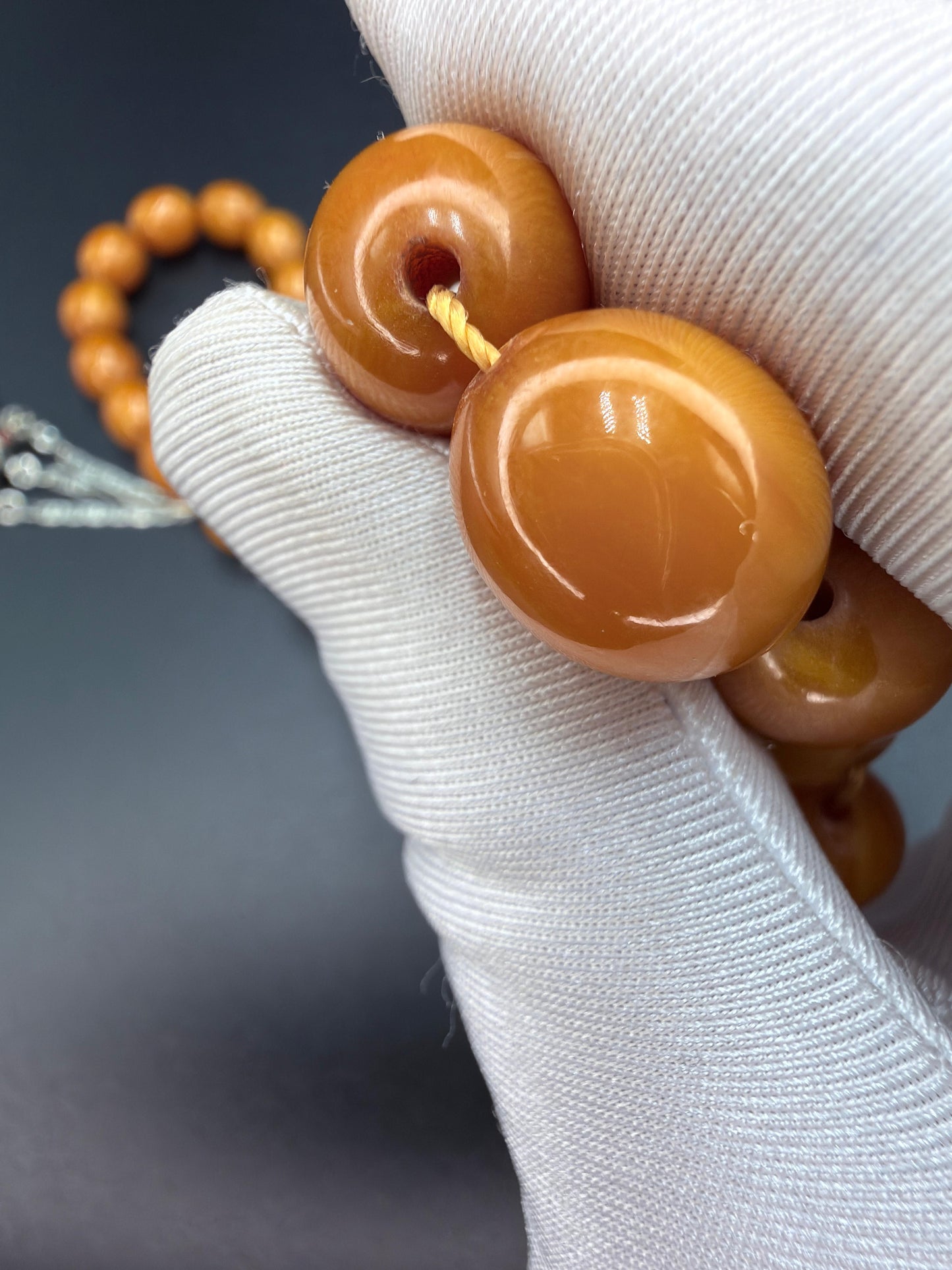 Unique musk Misbaha featuring the image of Saddam Hussein and the Iraqi national anthem, paired with a 500-grade silver tassel. مسباح مسكي مميّز يحمل صورة صدام حسين والسلام الجمهوري، مرفق بشرّابة فضّة عيار 500