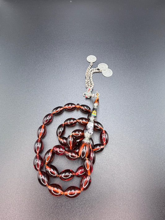 Jumbo-size Tertrok Misbaha featuring the president’s image and the national anthem, paired with a 500-grade silver tassel.
مسباح ترتروك حجم جامبو يحمل صورة الرئيس والسلام الجمهوري، مزوّد بشرّابة فضّة عيار 500.