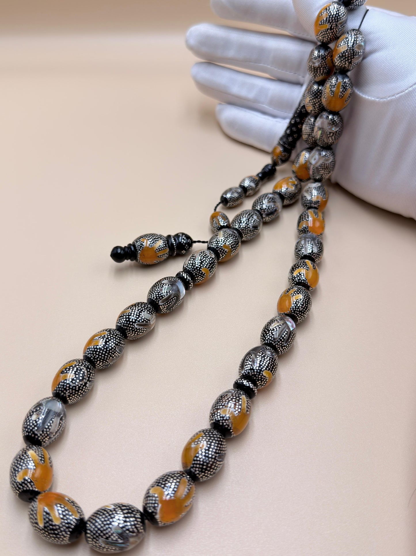 يسر بحر أحمر، مرصّع بالفضّة الخالصة عيار 925، ومزيّن بـ المرجان الطبيعي والصدف الأسترالي.

Red Sea Yusr, set in 925 sterling silver, adorned with natural coral and Australian mother of pearl.