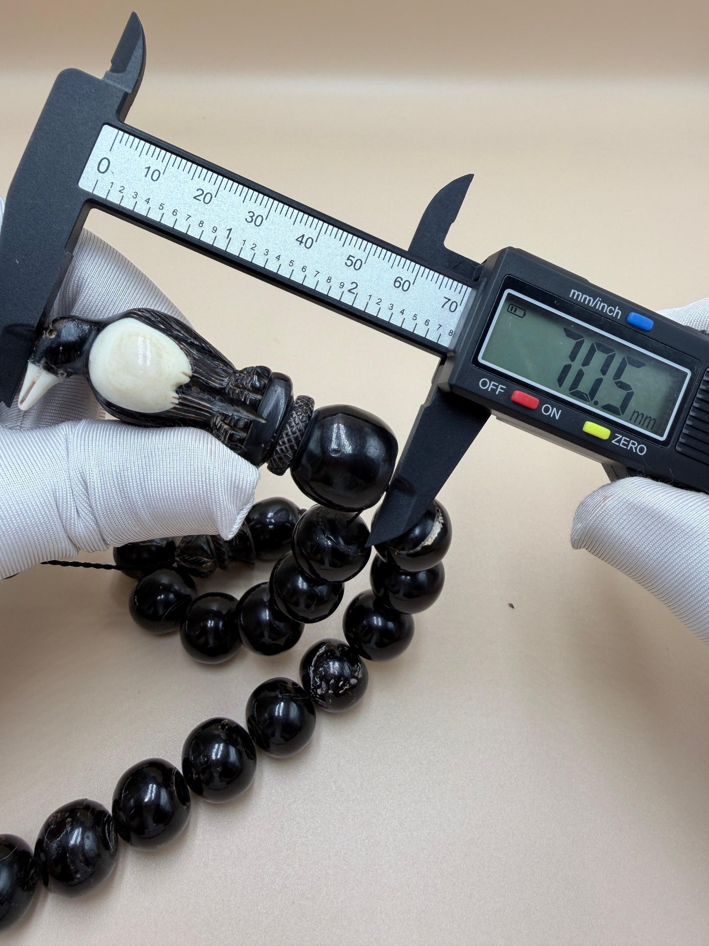 يسر بحر أحمر ساده
أنتيك قديم – حجم جامبو
مع شاهد مطعّم بالعاج
Plain Red Sea Yusr
Antique –