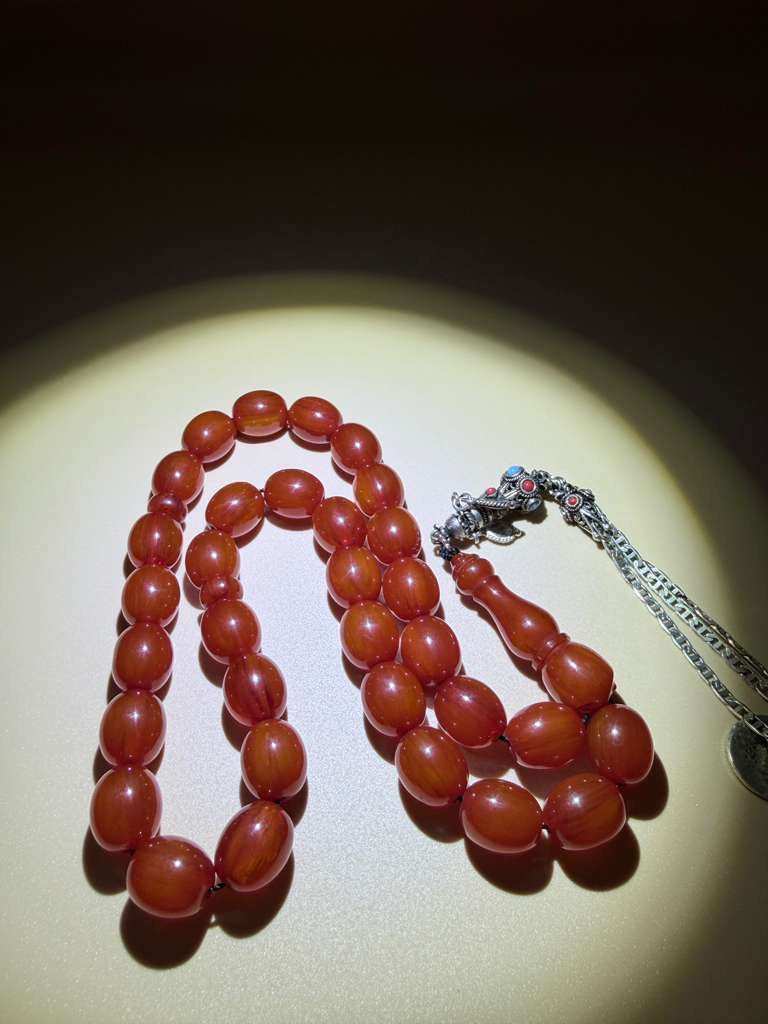 مسباح سندلوس خام من عصيان، مع شرابة فضة عيار 500 Raw Sandalus Misbaha (stick form), with 500-grade silver tassel,