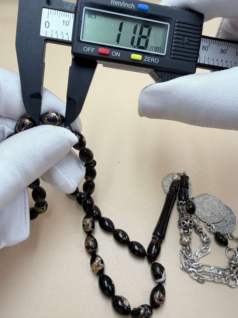 مسباح يسر بحر أحمر ساده، خامة مميّزة مع عروق فاير. Red Sea Coral Misbah, Plain Style, Premium Material with Fire Veins.