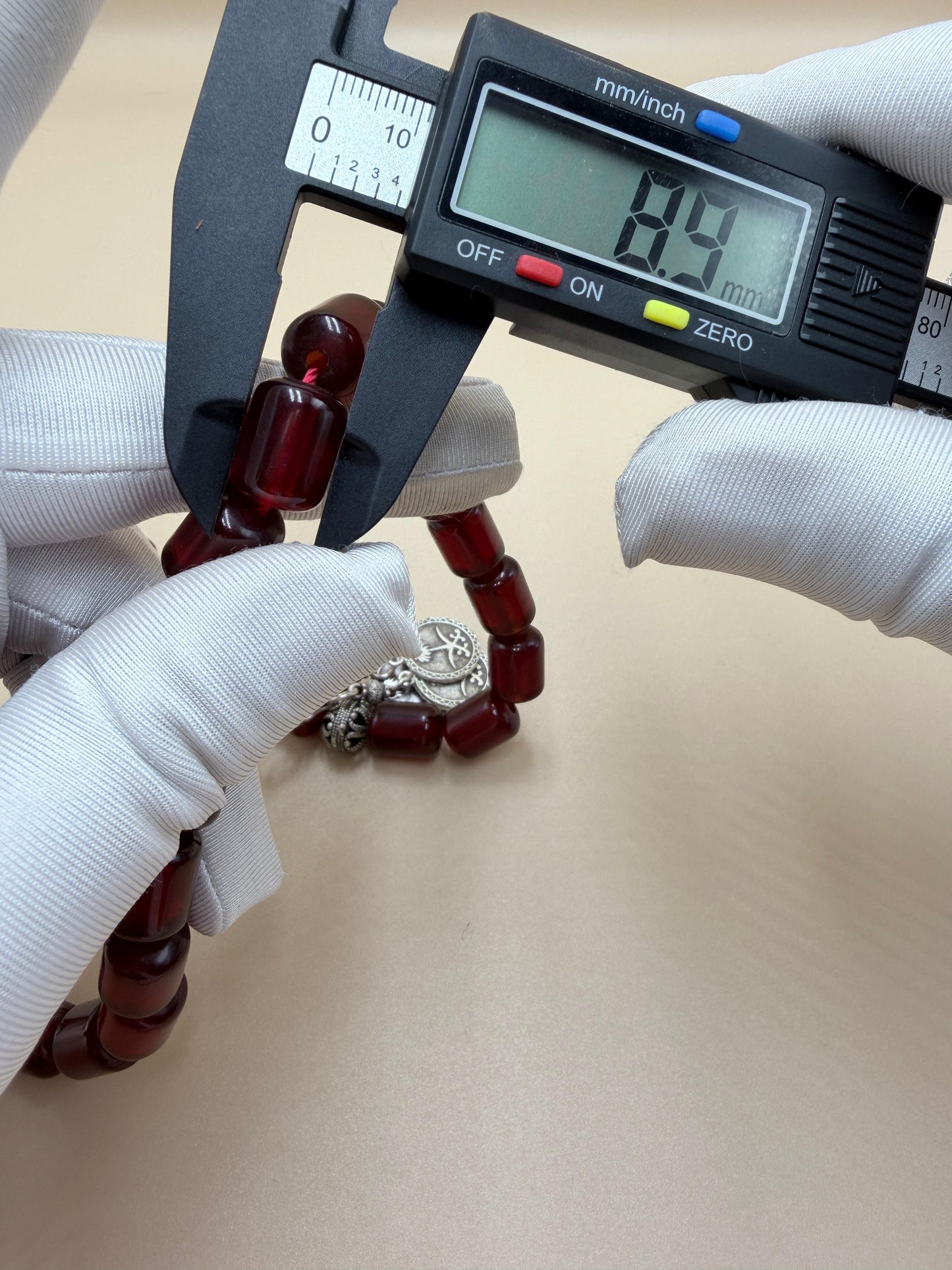 مسباح سندلوس مأنتك، تقليد بيت عنوز مع شرابة فضّة عيار 500.
Antique-style Sandalus Misbah, Anouz House replica, with a 500-grade silver tassel.