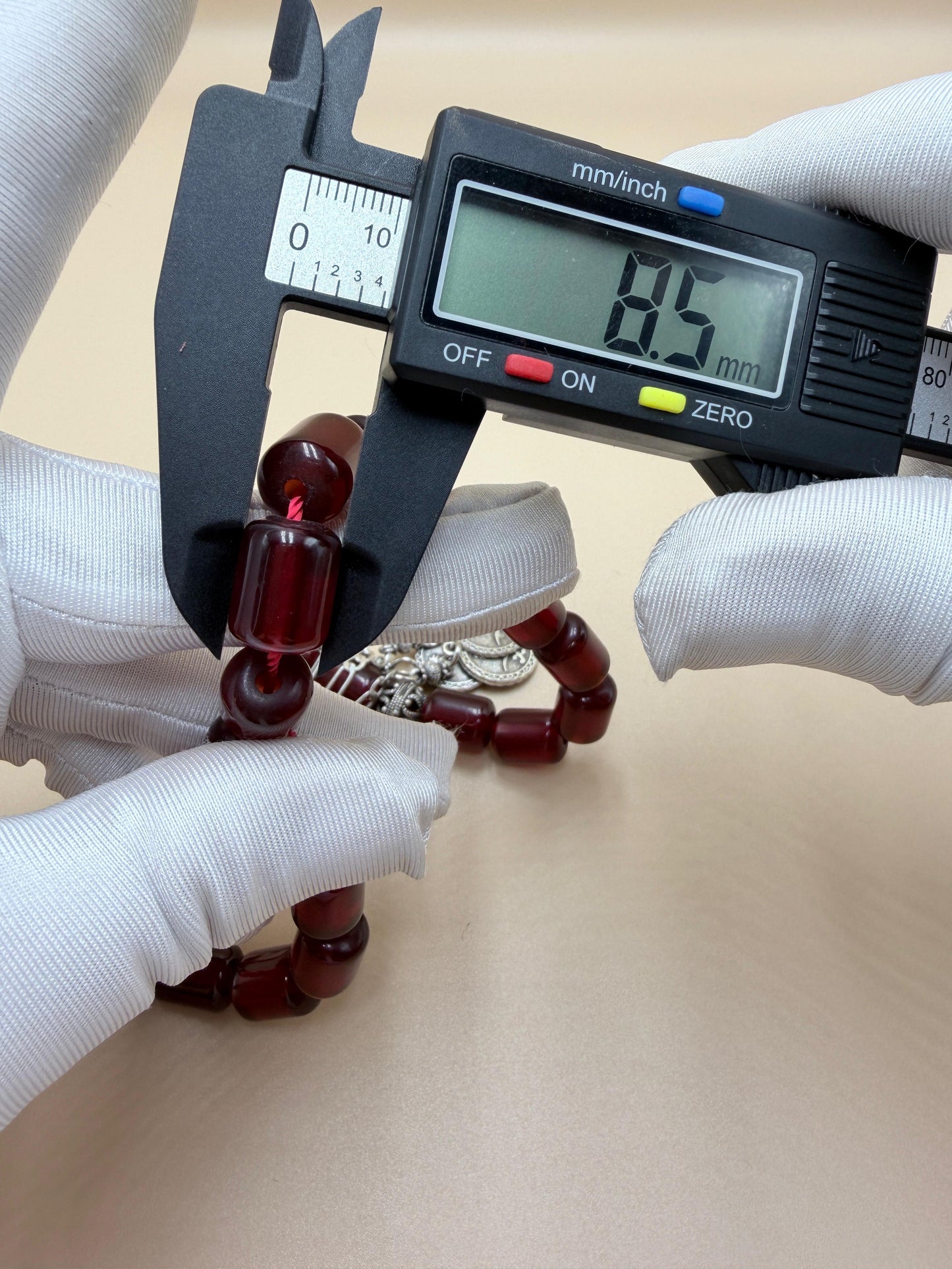 مسباح سندلوس مأنتك، تقليد بيت عنوز مع شرابة فضّة عيار 500.
Antique-style Sandalus Misbah, Anouz House replica, with a 500-grade silver tassel.