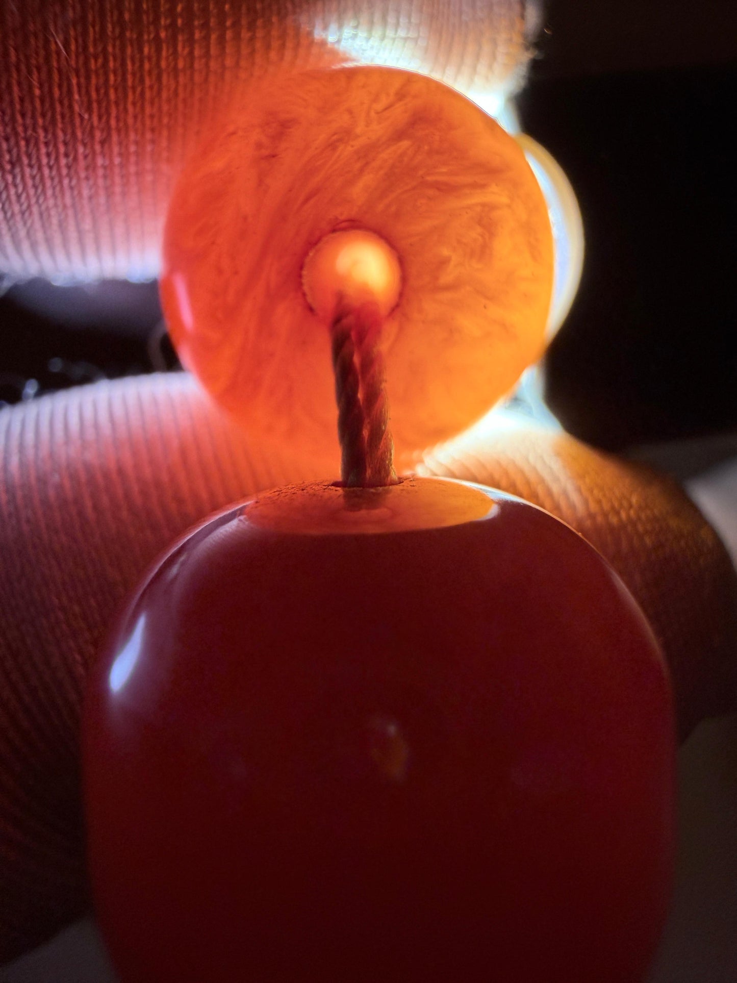 مسباح مسكي قديم، عرق أحمر، مع شرابة مميزة مزخرفة بالعملة العراقية القديمة وشرابة فضة عيار 500.