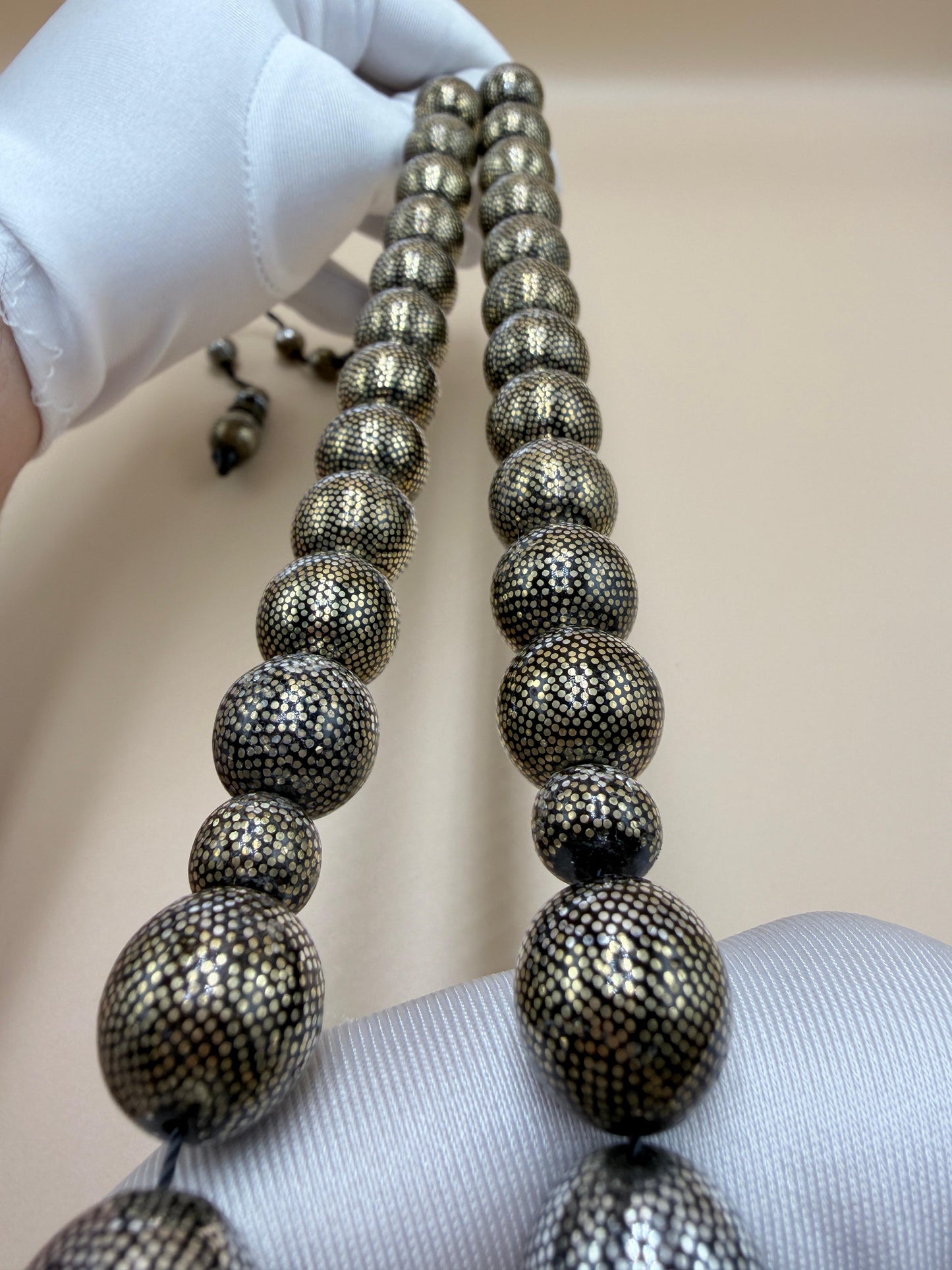 مسباح محمود طرزان – يسر بحر أحمر بتطعيم فضّة وسكروم، إصدار الشبح.
Mahmoud Tarzan rosary – Red Sea Yusr, inlaid with silver and scrom, Phantom edition.