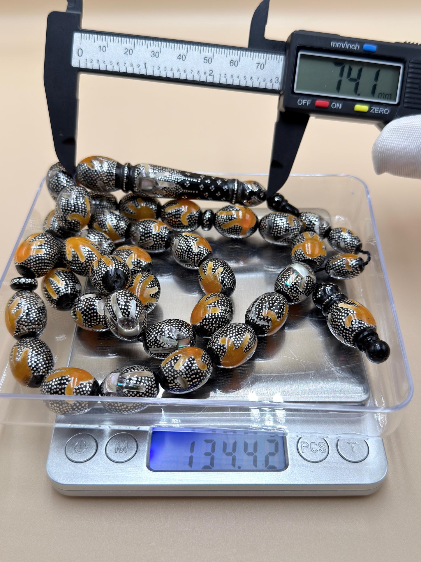 يسر بحر أحمر، مرصّع بالفضّة الخالصة عيار 925، ومزيّن بـ المرجان الطبيعي والصدف الأسترالي.

Red Sea Yusr, set in 925 sterling silver, adorned with natural coral and Australian mother of pearl.