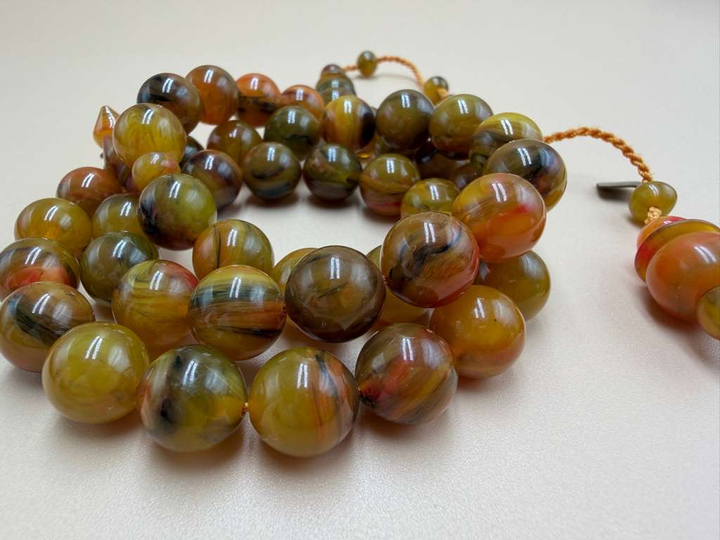 مسباح مسكي مميز، بخراطة مجد، عدد 45 خرزة.
Distinctive Musk Misbah with Majd Carving, 45 Beads.