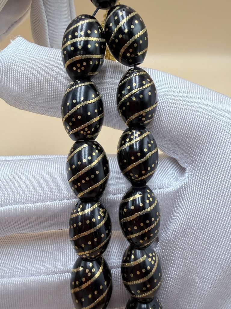 مسباح كوك، مطعّم سكروم، مع شرابة مطليّة ذهب عيار 24 Kuka Wood Misbah, Inlaid with Skroom, with 24K Gold-Plated Tassel.