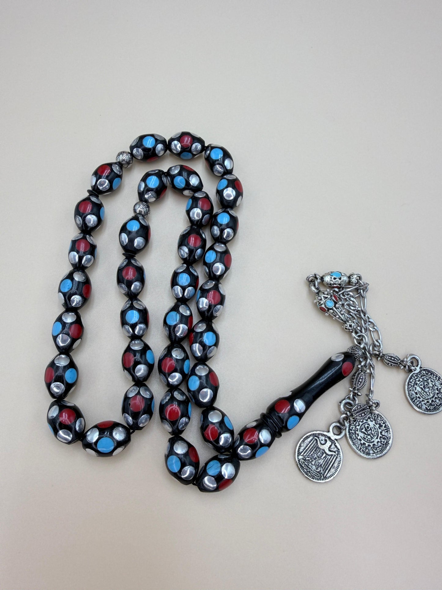 مسباح كوك قديم بتطعيم نحاس ومينا مع أحجارفيروز ومرجان
Vintage Koka Misbaha, inlaid with brass and enamel, featuring Turquoise and Coral stones.