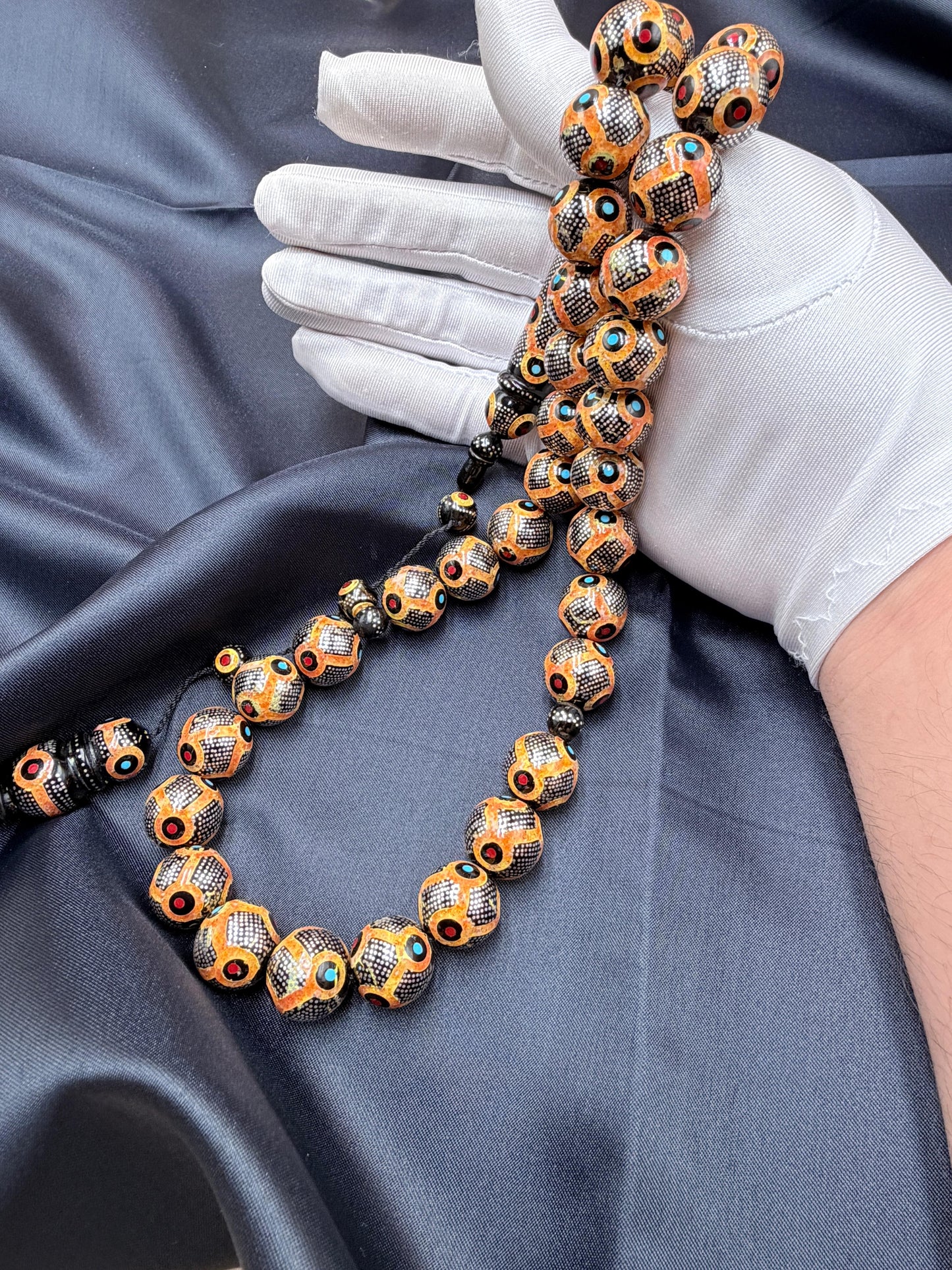 Antique Red Sea Coral
Inlaid with 925 sterling silver, featuring natural amber, coral, and turquoise. يسر بحر أحمر أنتيك
مطعّم بالفضّة الخالصة عيار 925، ومزيّن بأحجار الكهرمان الطبيعي، والمرجان، والفيروز