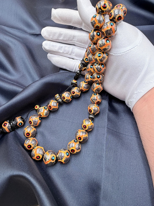 Antique Red Sea Coral
Inlaid with 925 sterling silver, featuring natural amber, coral, and turquoise. يسر بحر أحمر أنتيك
مطعّم بالفضّة الخالصة عيار 925، ومزيّن بأحجار الكهرمان الطبيعي، والمرجان، والفيروز