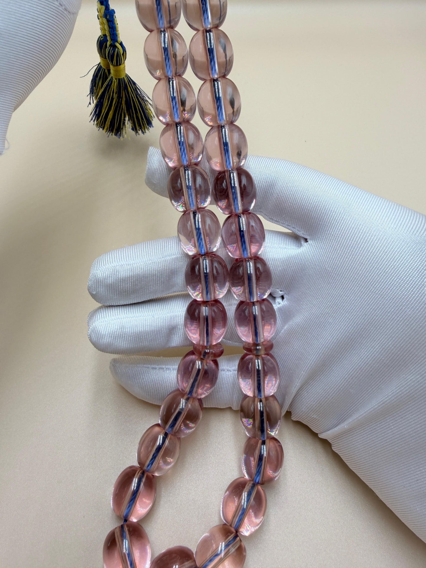 مسباح سندلوس شفاف وردي — قطعة نوادر.
Misbah made of transparent pink Sandalus — a rare piece.