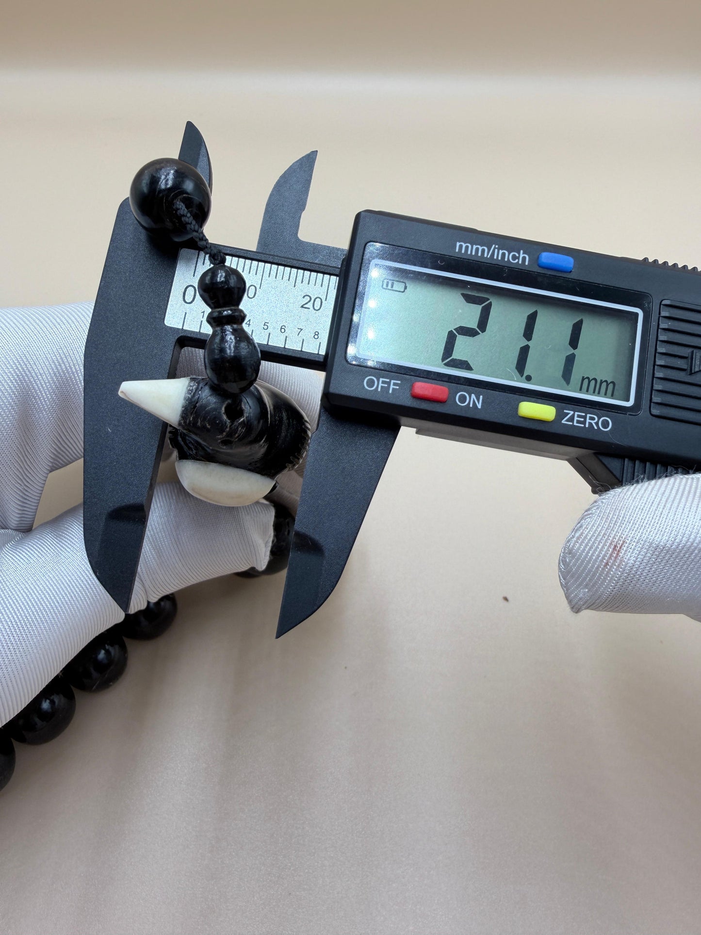 يسر بحر أحمر ساده
أنتيك قديم – حجم جامبو
مع شاهد مطعّم بالعاج
Plain Red Sea Yusr
Antique –