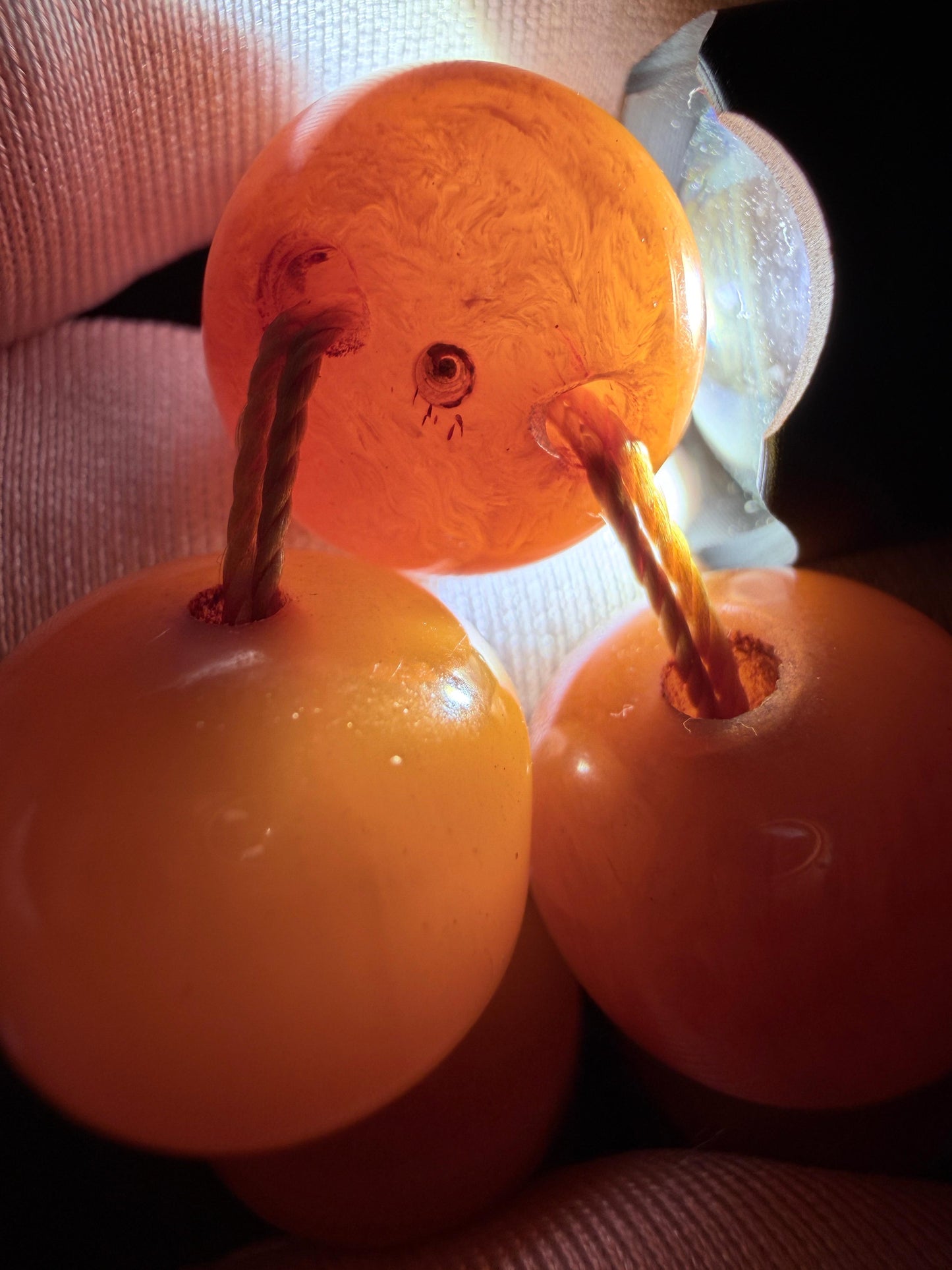 مسباح مسكي قديم، عرق أحمر، مع شرابة مميزة مزخرفة بالعملة العراقية القديمة وشرابة فضة عيار 500.