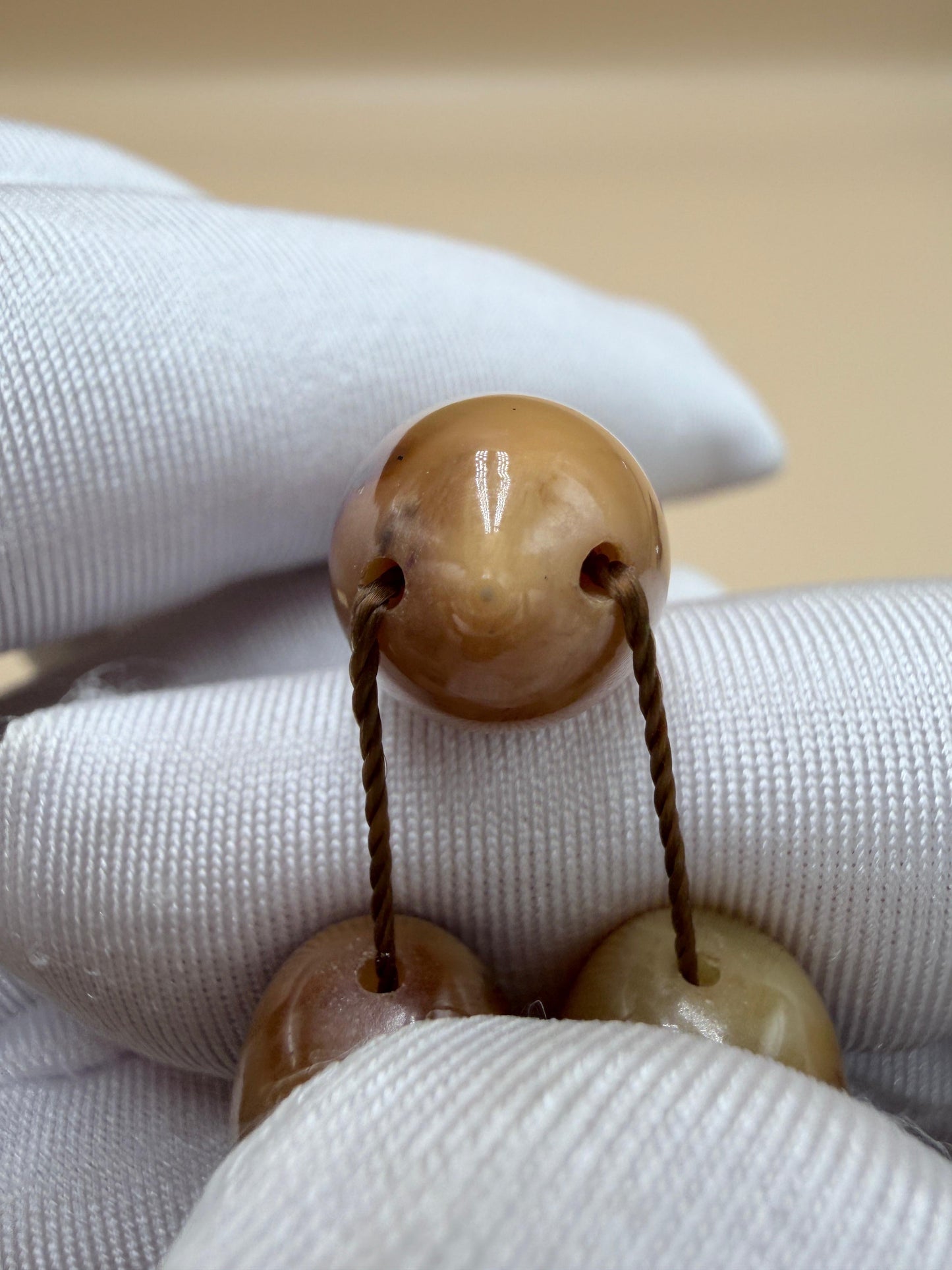 مسباح سندلوس خام عصيان مع شرّابة فضة عيار ٥٠٠. Raw Sandalwood Misbaha with natural stick beads, finished with a 500 silver tassel.