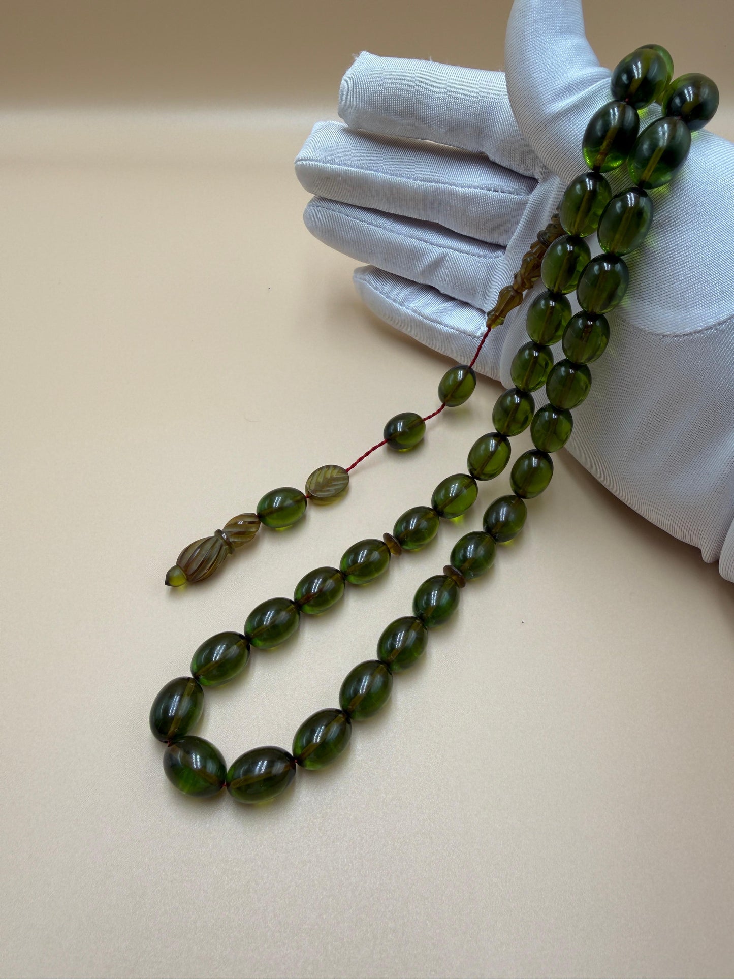 مسباح سندلوس شفاف نفطي، مع شاهد مميّز منقوش. Transparent Oily Sandalwood Misbah with a Distinctively Engraved Marker.