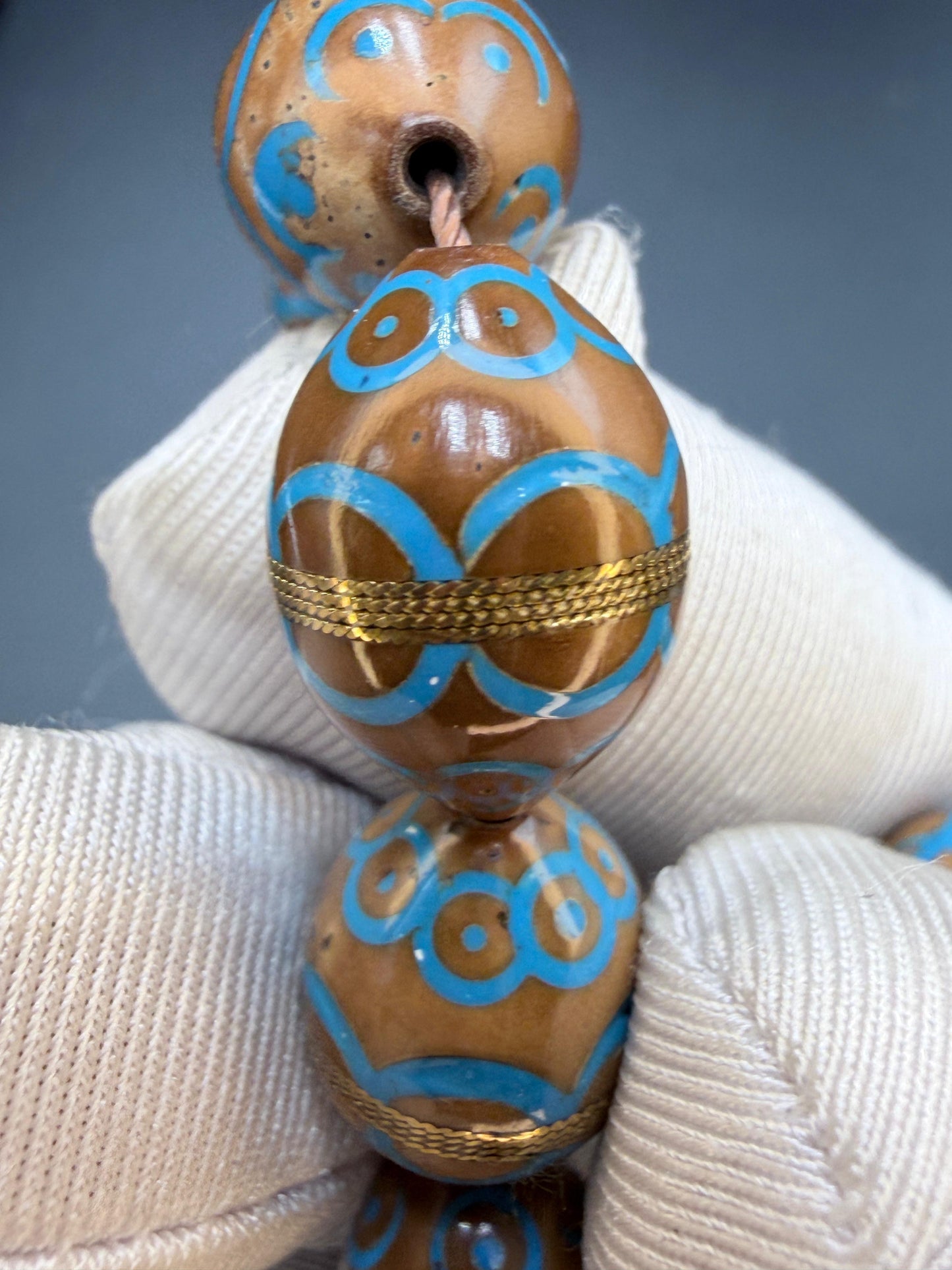 مسباح نارجيل مطعم نحاس ومينا فيروزnarjil cook -wood Misbaha inlaid with copper Coconut-wood Misbaha inlaid with copper and accented with turquoise enamel.