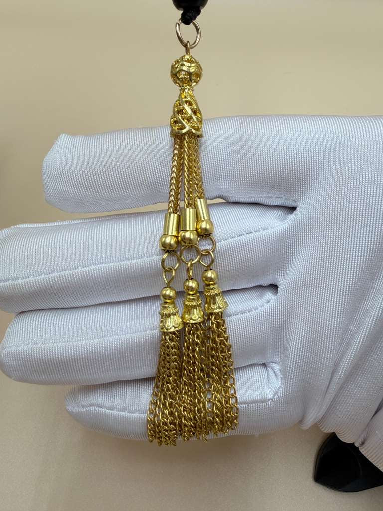 مسباح كوك، مطعّم سكروم، مع شرابة مطليّة ذهب عيار 24 Kuka Wood Misbah, Inlaid with Skroom, with 24K Gold-Plated Tassel.