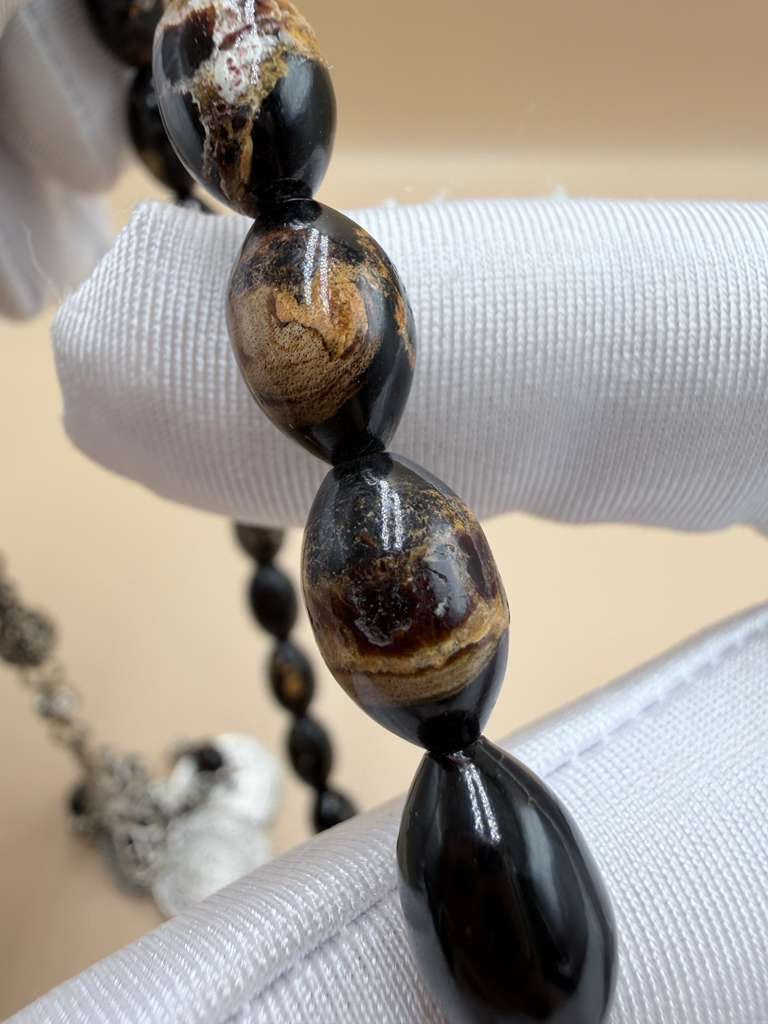 مسباح يسر بحر أحمر ساده، خامة مميّزة مع عروق فاير. Red Sea Coral Misbah, Plain Style, Premium Material with Fire Veins.