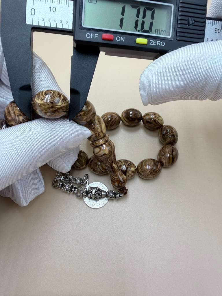 مسباح مسكي خام عصي (دبس وراشي) مع شرّابة فضة عيار ٥٠٠. Raw Musk Misbaha (Dibs & Wrashi sticks) with a 500 silver tassel.