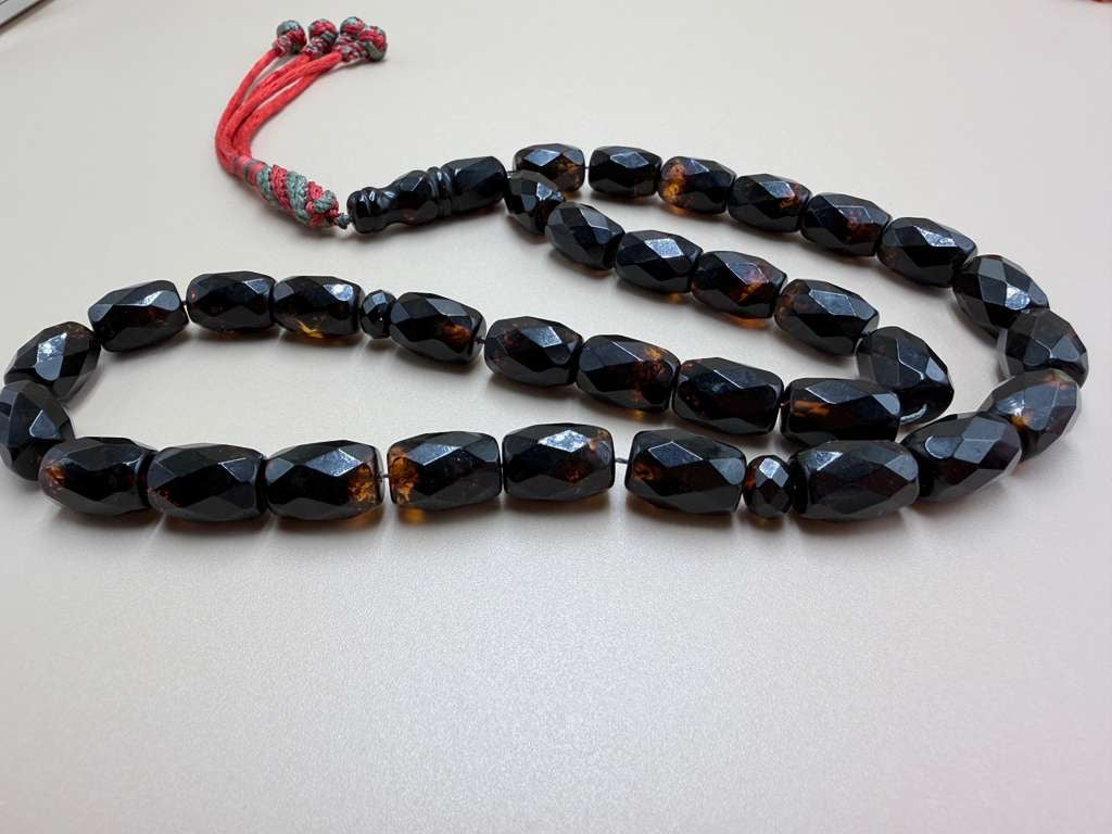 سباح كهرمان روسي مترش قصّة برميلي. Russian Amber Misbaha, polished “Barmeli” style.