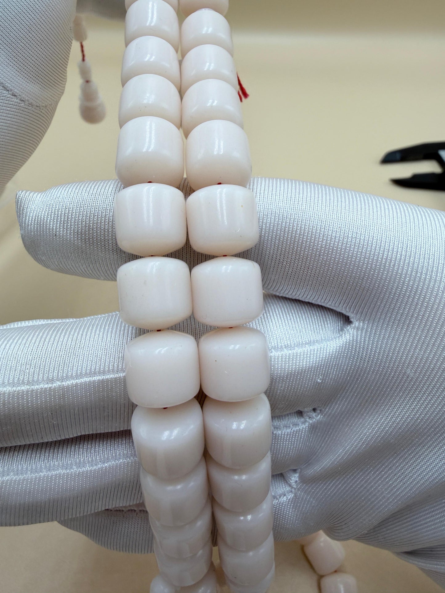 مسباح دومينو صب جديد، مع أمامة احتياطية وكبوس.

New Domino Misbah, with an extra head and cap.