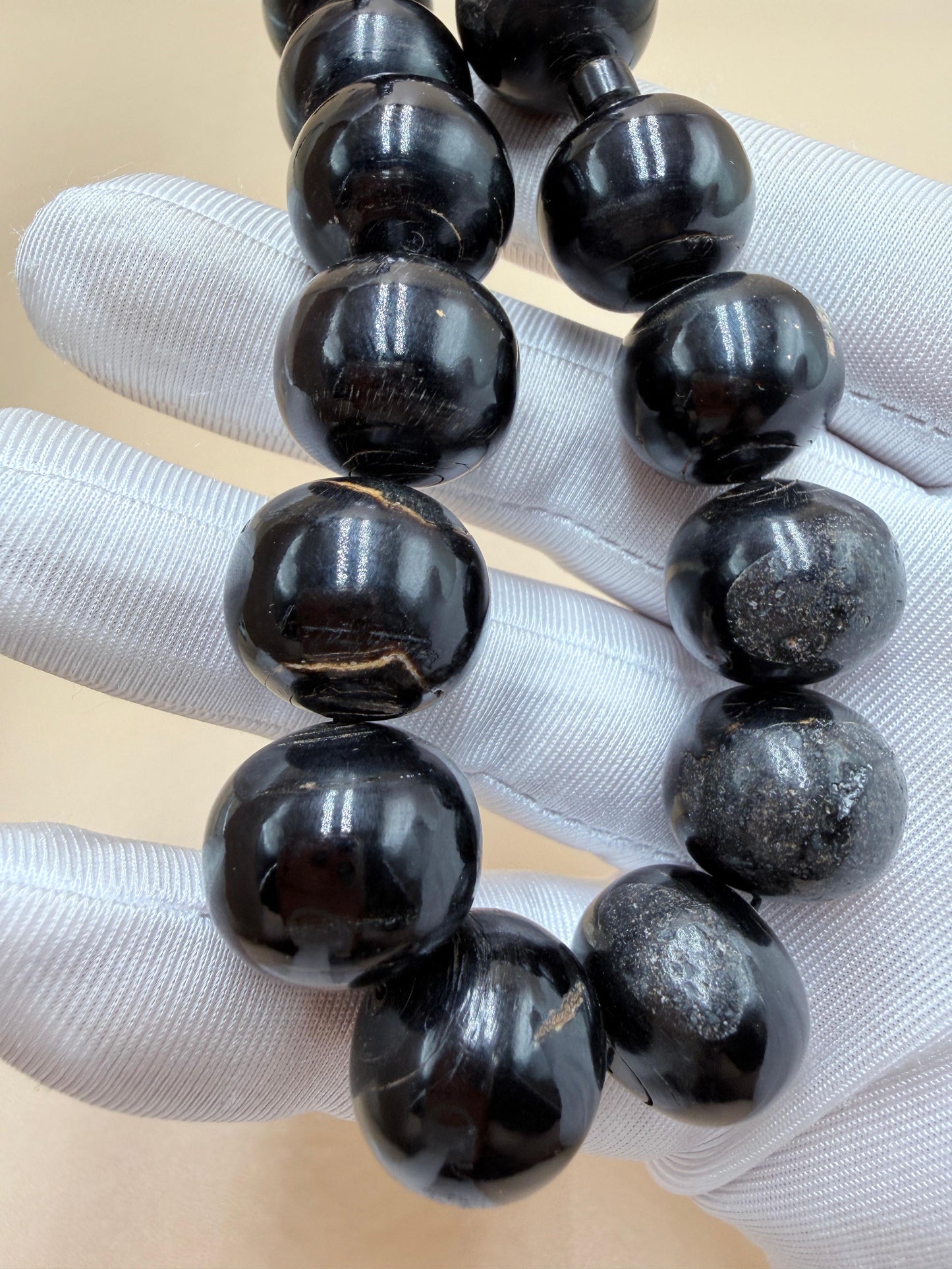 يسر بحر أحمر ساده
أنتيك قديم – حجم جامبو
مع شاهد مطعّم بالعاج
Plain Red Sea Yusr
Antique –