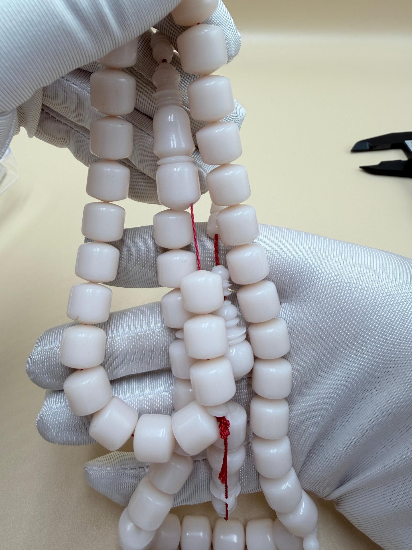 مسباح دومينو صب جديد، مع أمامة احتياطية وكبوس.

New Domino Misbah, with an extra head and cap.