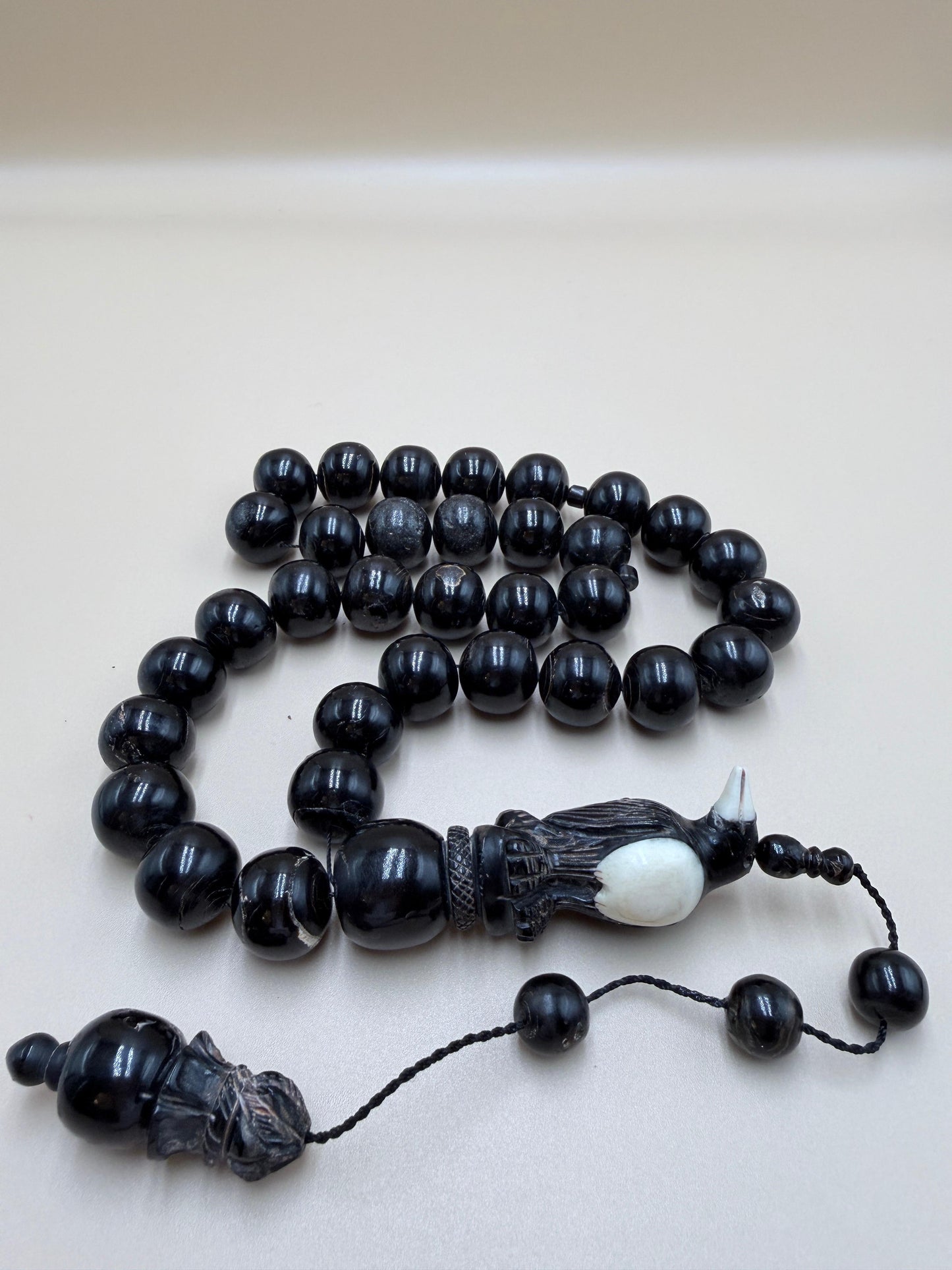 يسر بحر أحمر ساده
أنتيك قديم – حجم جامبو
مع شاهد مطعّم بالعاج
Plain Red Sea Yusr
Antique –